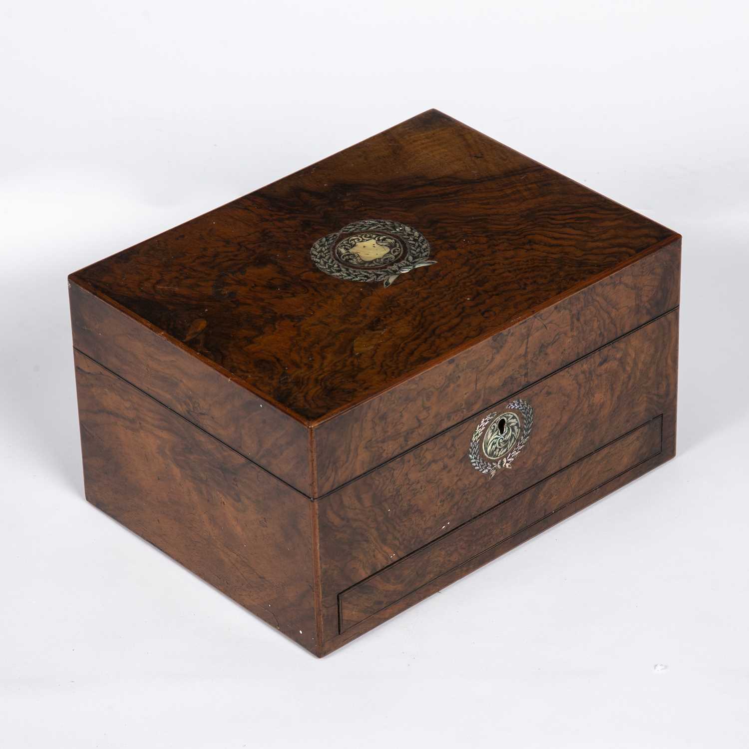 An early Victorian walnut dressing table box having a red velvet and ebonised compartmented interior - Image 3 of 4