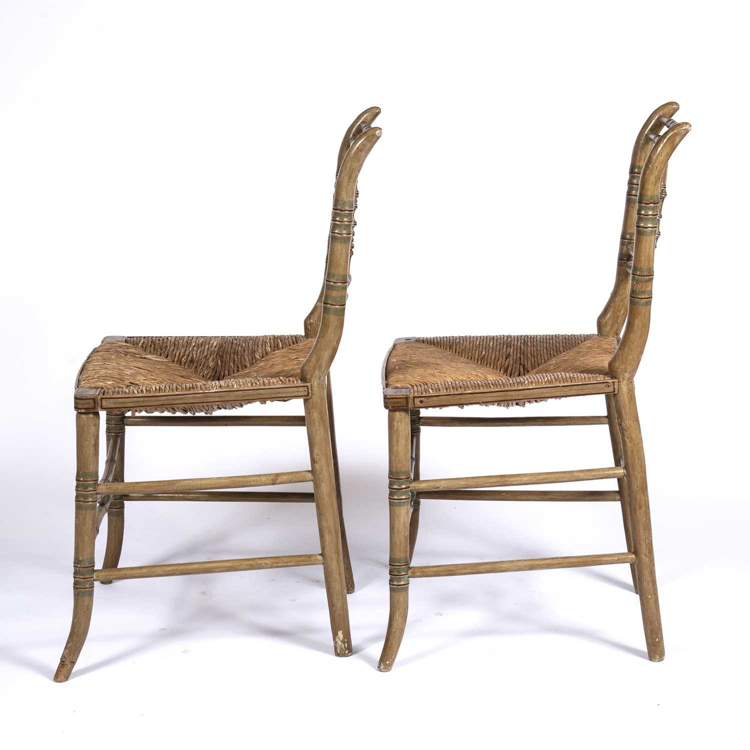 A pair of Regency style faux bamboo painted side chairs with rush seats, each 44cm wide x 39cm - Bild 2 aus 4