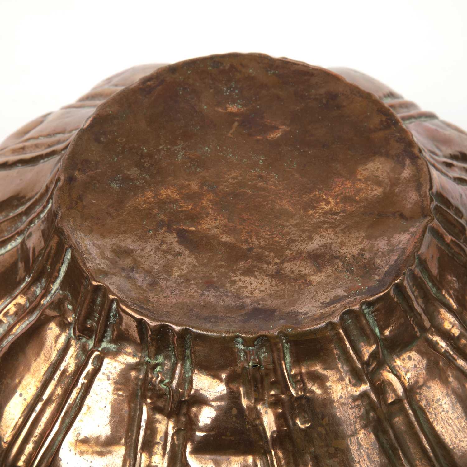 A 17th or 18th century copper jardiniere with a flared rim and gadrooned decoration, 25cm diameter x - Image 3 of 4