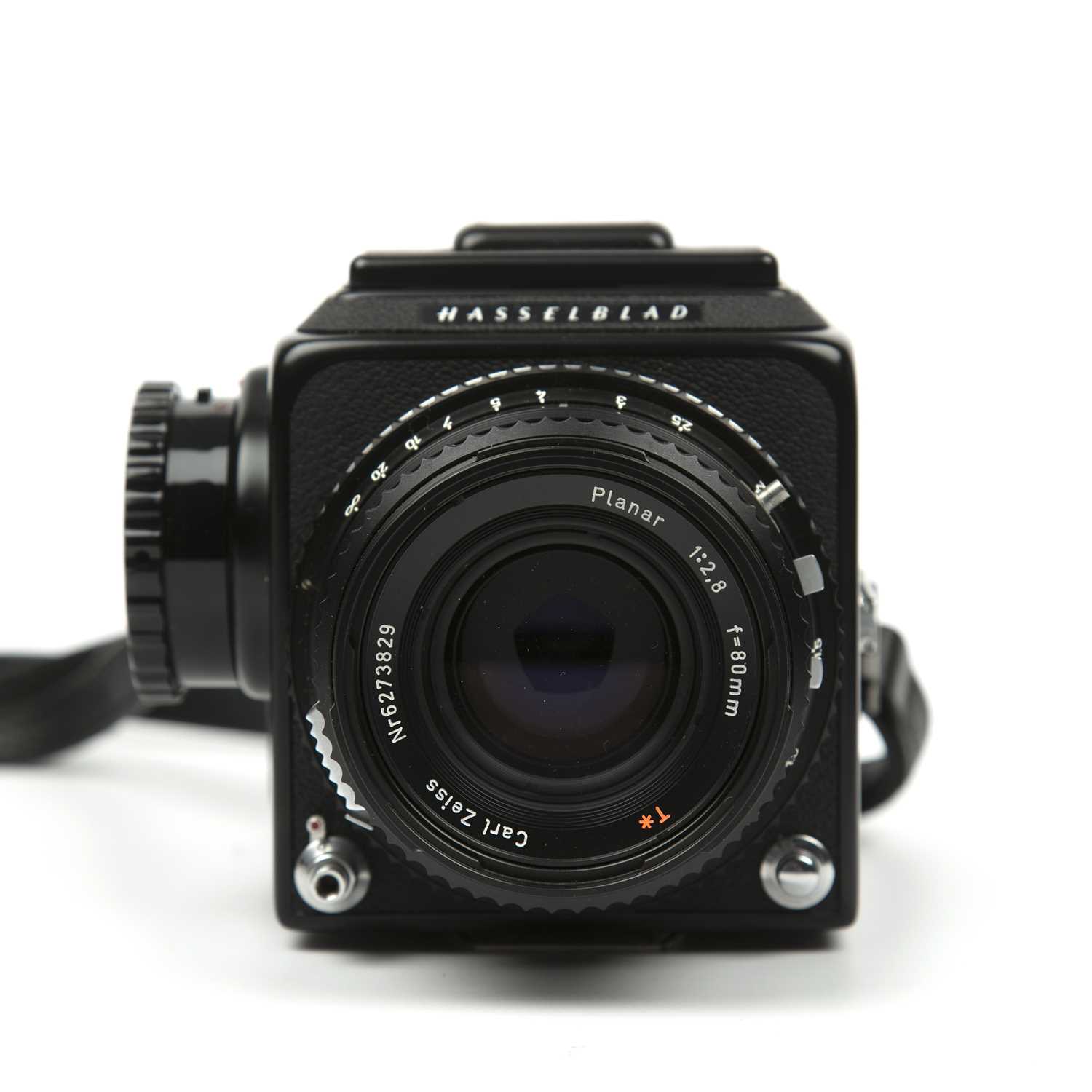 A Hasselblad 500C/M medium format camera with a Carl Zeiss Planar f/2.8 f=80mm Nr 6273829 - Image 2 of 4