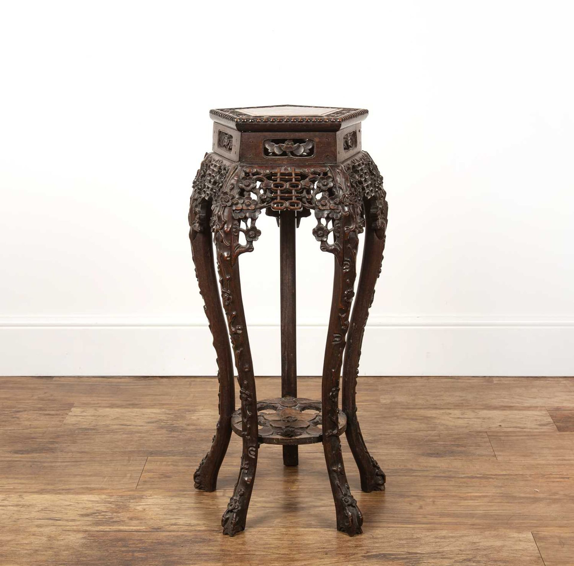 Carved hardwood urn stand or side table Chinese, with pentagonal inset marble top, 31.5cm wide x - Bild 2 aus 2
