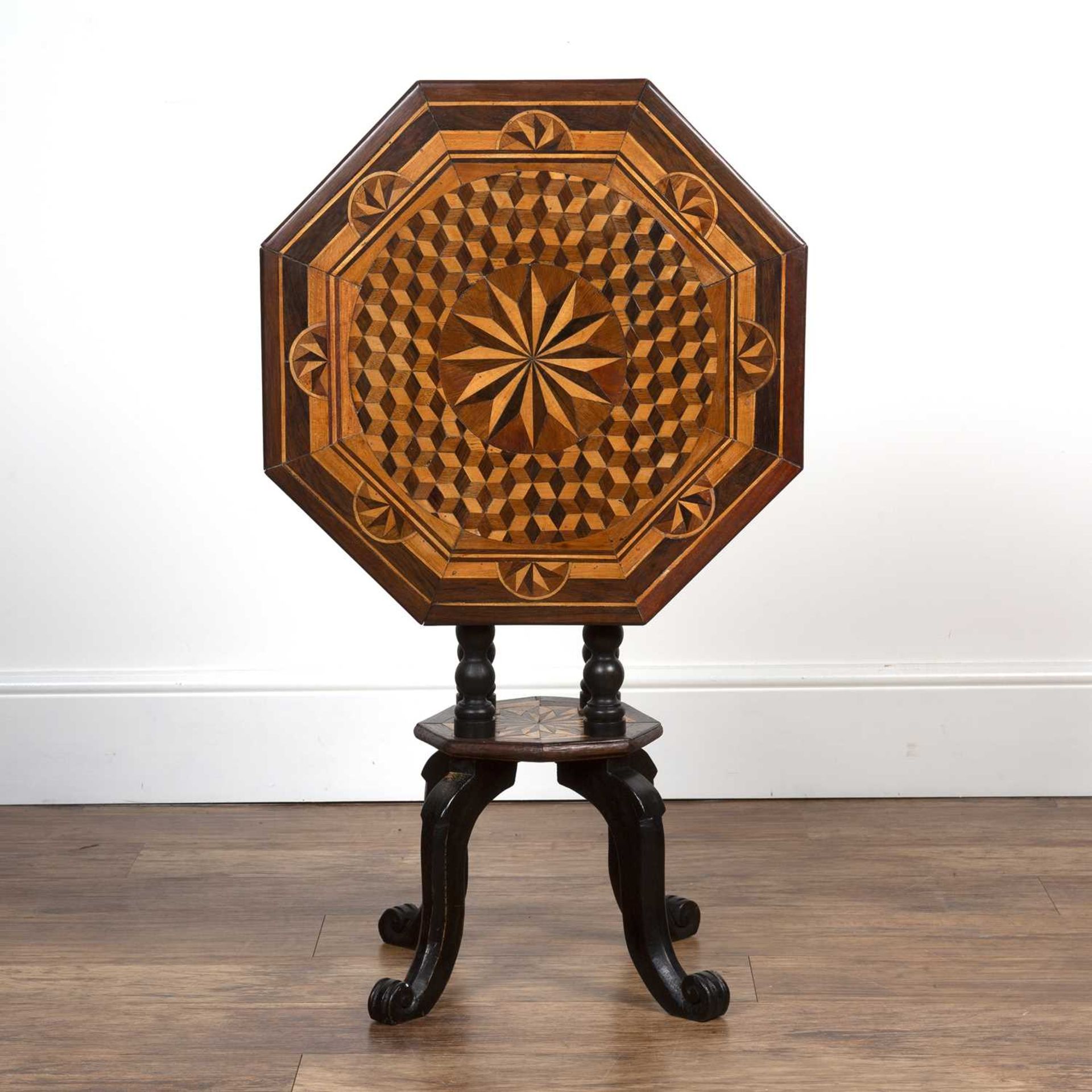 Mahogany marquetry inlaid tilt top table 19th Century, the hexagonal top with tumbling block - Bild 4 aus 5