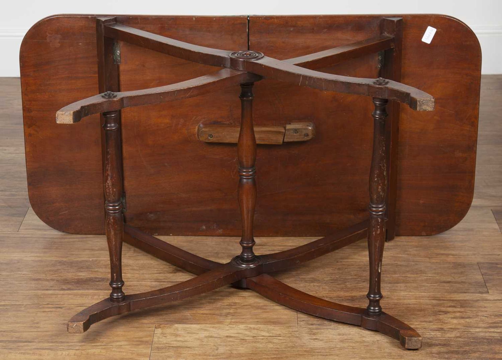 Mahogany folding coaching or campaign table 19th Century, on 'x' stretcher, 111cm wide x 64.5cm high - Bild 5 aus 5