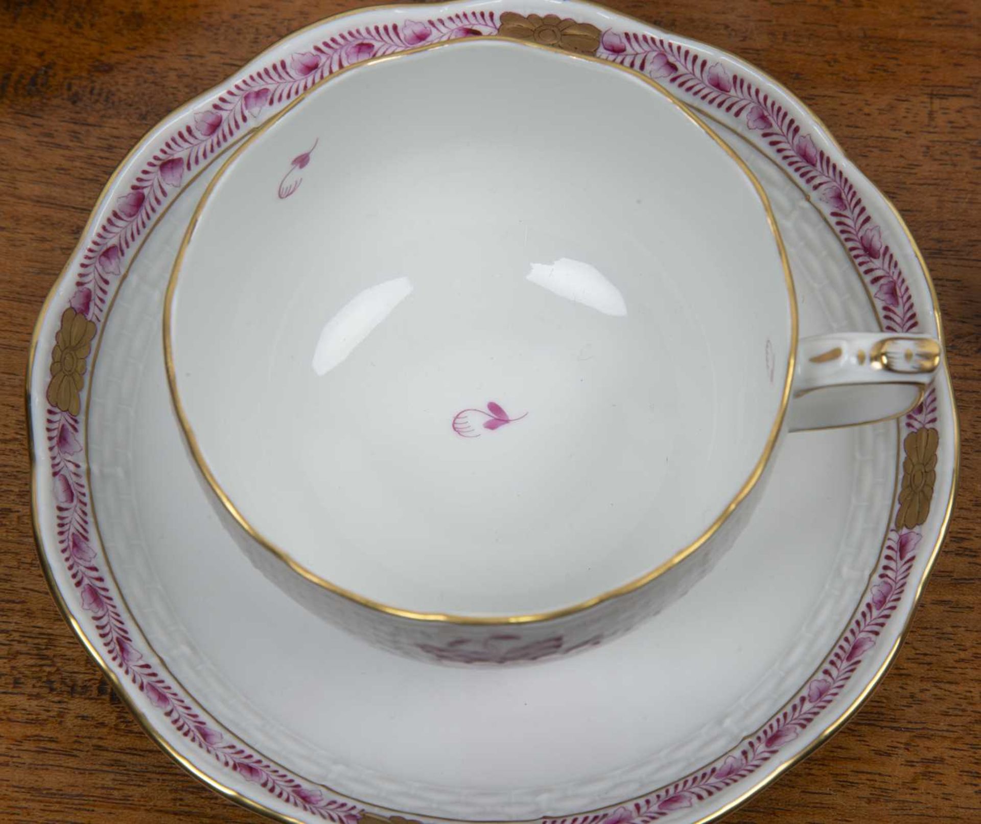 Herend porcelain coffee set 'Chinese Bouquet' pattern in the raspberry colourway, comprising of a - Image 4 of 5