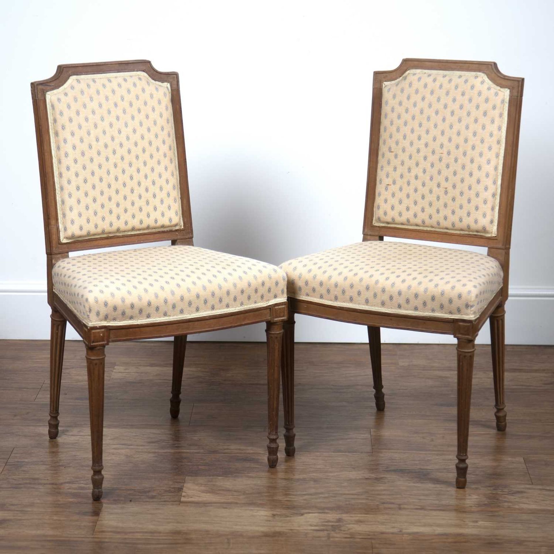 Set of four French Louis XVI style chairs with cream and blue upholstery on reeded legs, 90.5cm high - Bild 3 aus 3