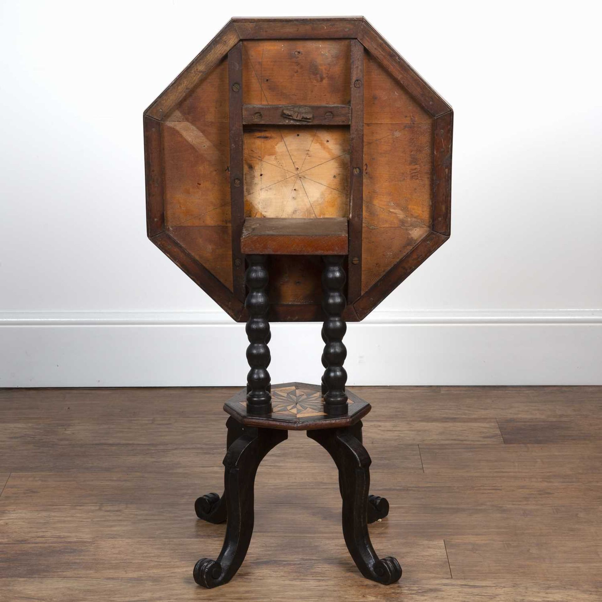 Mahogany marquetry inlaid tilt top table 19th Century, the hexagonal top with tumbling block - Bild 5 aus 5