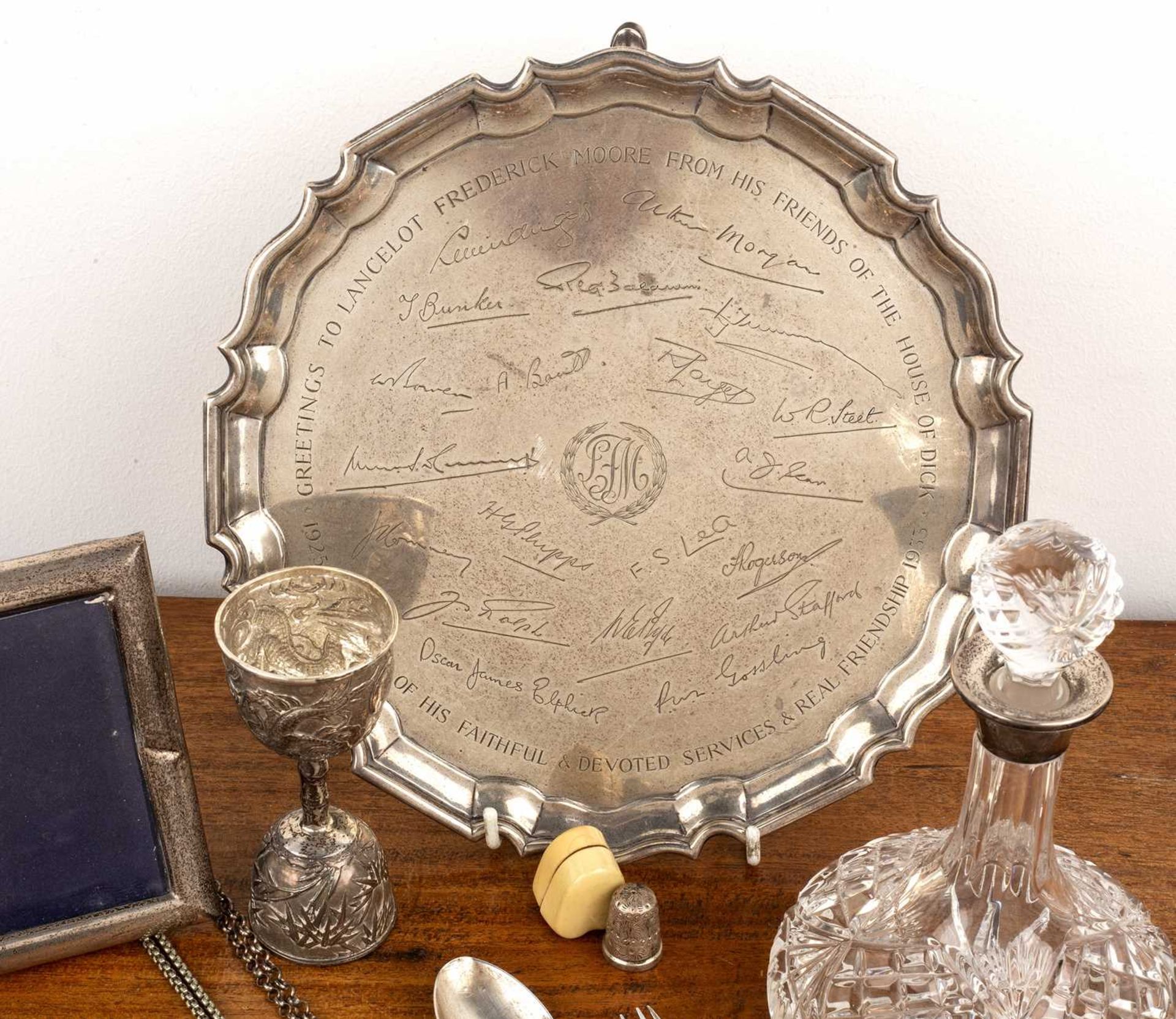 Collection of silver, jewellery and miscellaneous items comprising of: a silver salver, with - Bild 2 aus 4