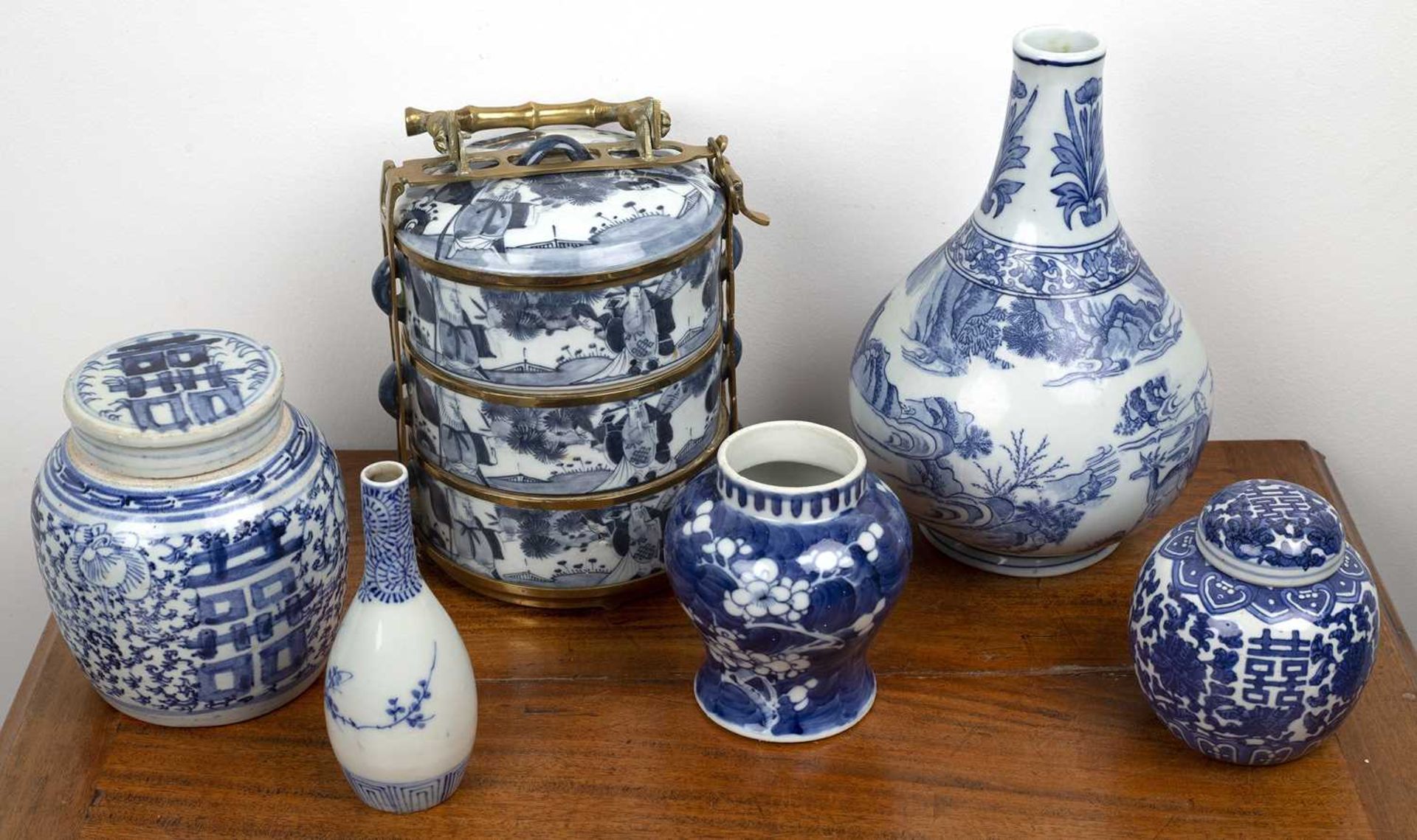 Group of blue and white porcelain Chinese and Japanese, to include a brass mounted tiffin case, 23cm - Bild 2 aus 3