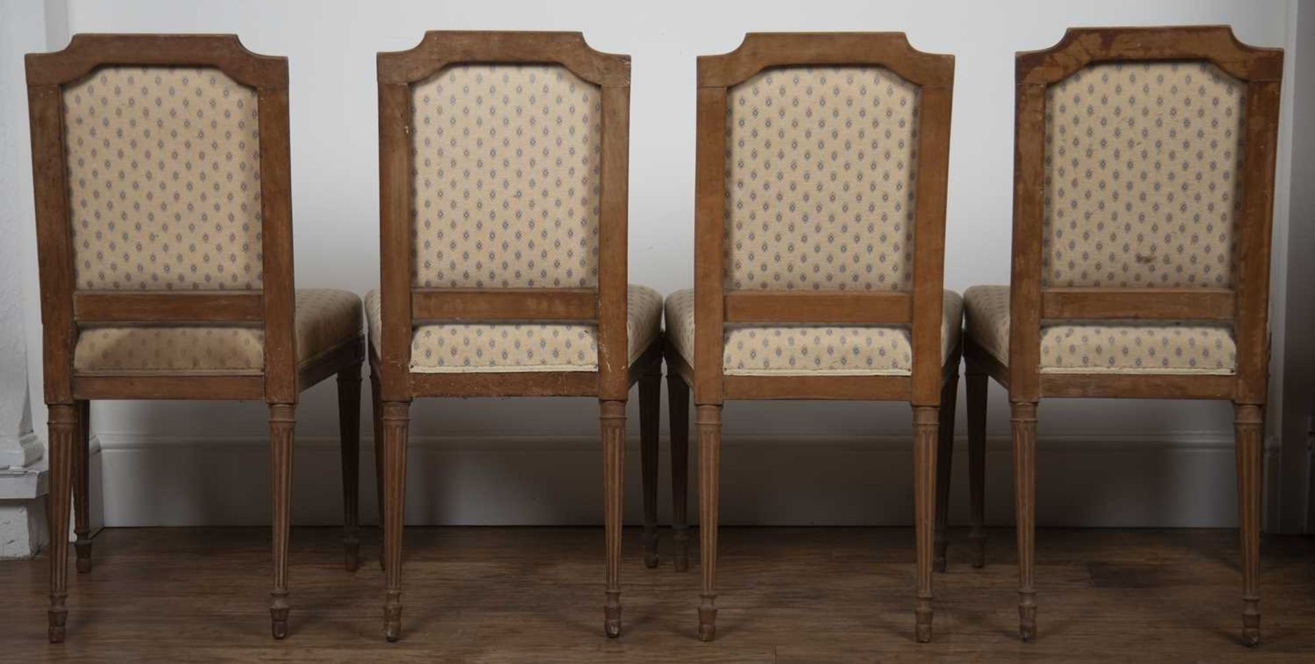 Set of four French Louis XVI style chairs with cream and blue upholstery on reeded legs, 90.5cm high - Bild 2 aus 3