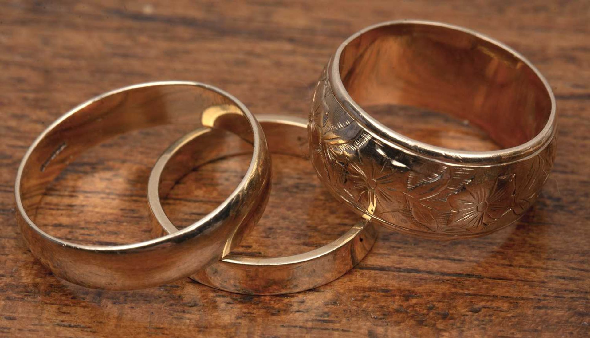 Collection of gold rings comprising of: five 9ct gold rings including a large band engraved with - Image 2 of 5