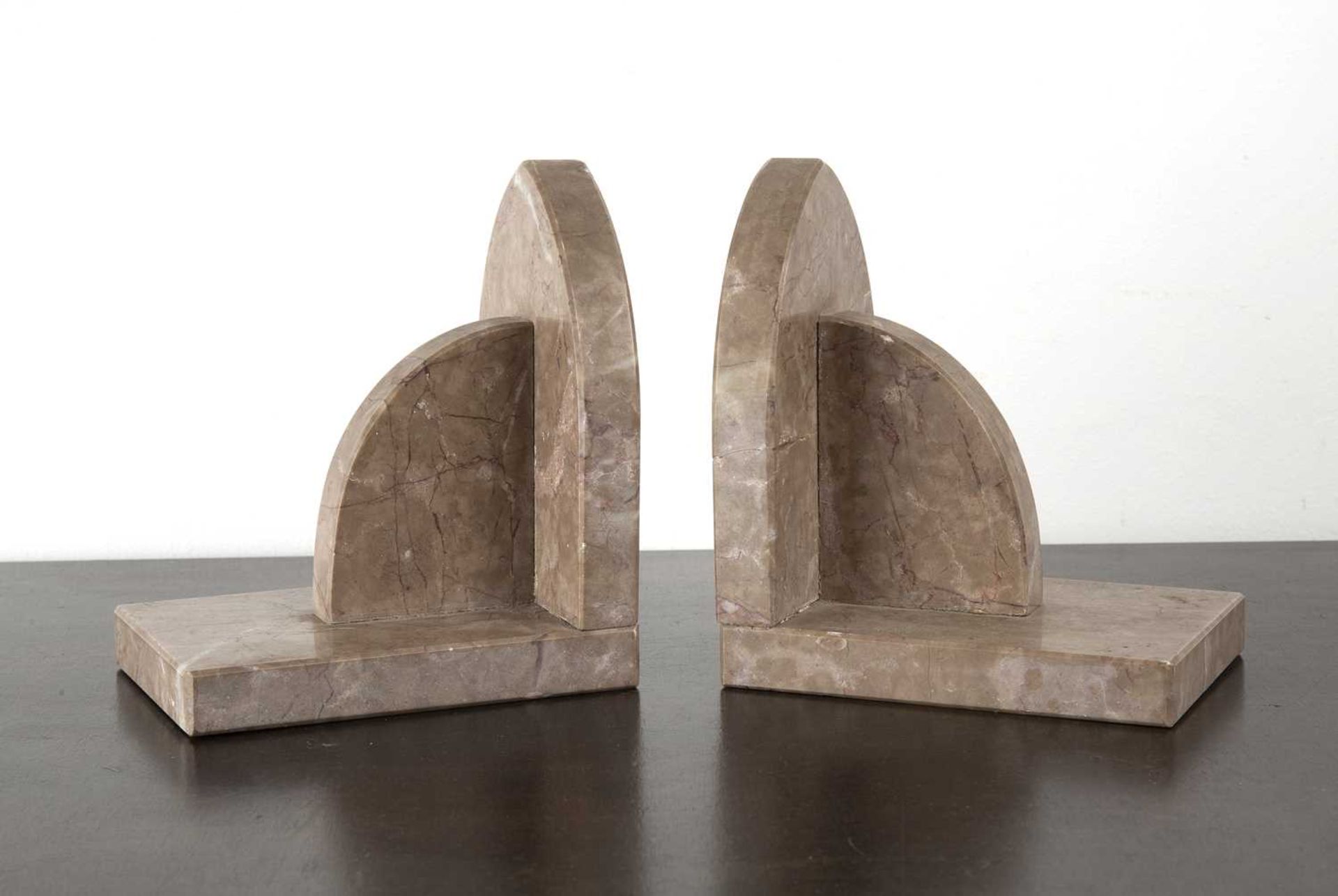 Pair of Art Deco marble bookends with arched decoration, unmarked, 16cm high x 13.5cm deep each (2) - Bild 3 aus 3