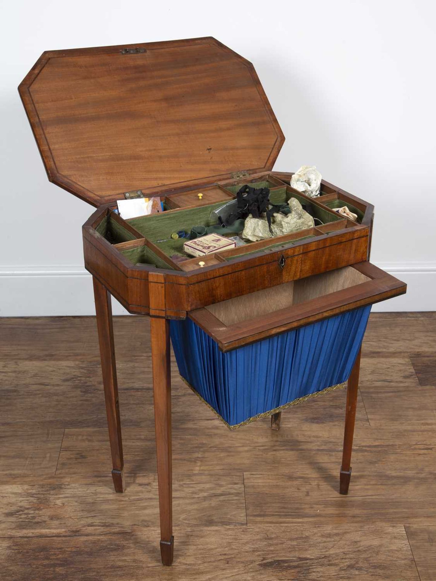 Mahogany sewing table 19th Century, a lift up lid revealing a fitted interior, above a pull-out - Image 5 of 7