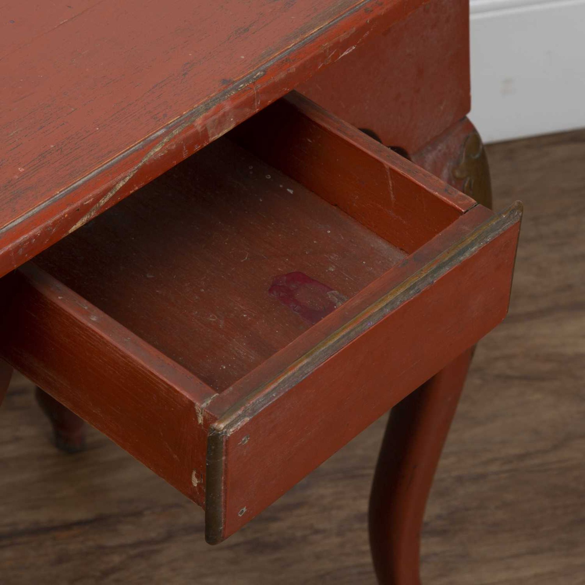 Red lacquered side or console table decorated in the Chinese taste with gold painted decoration, - Image 4 of 6