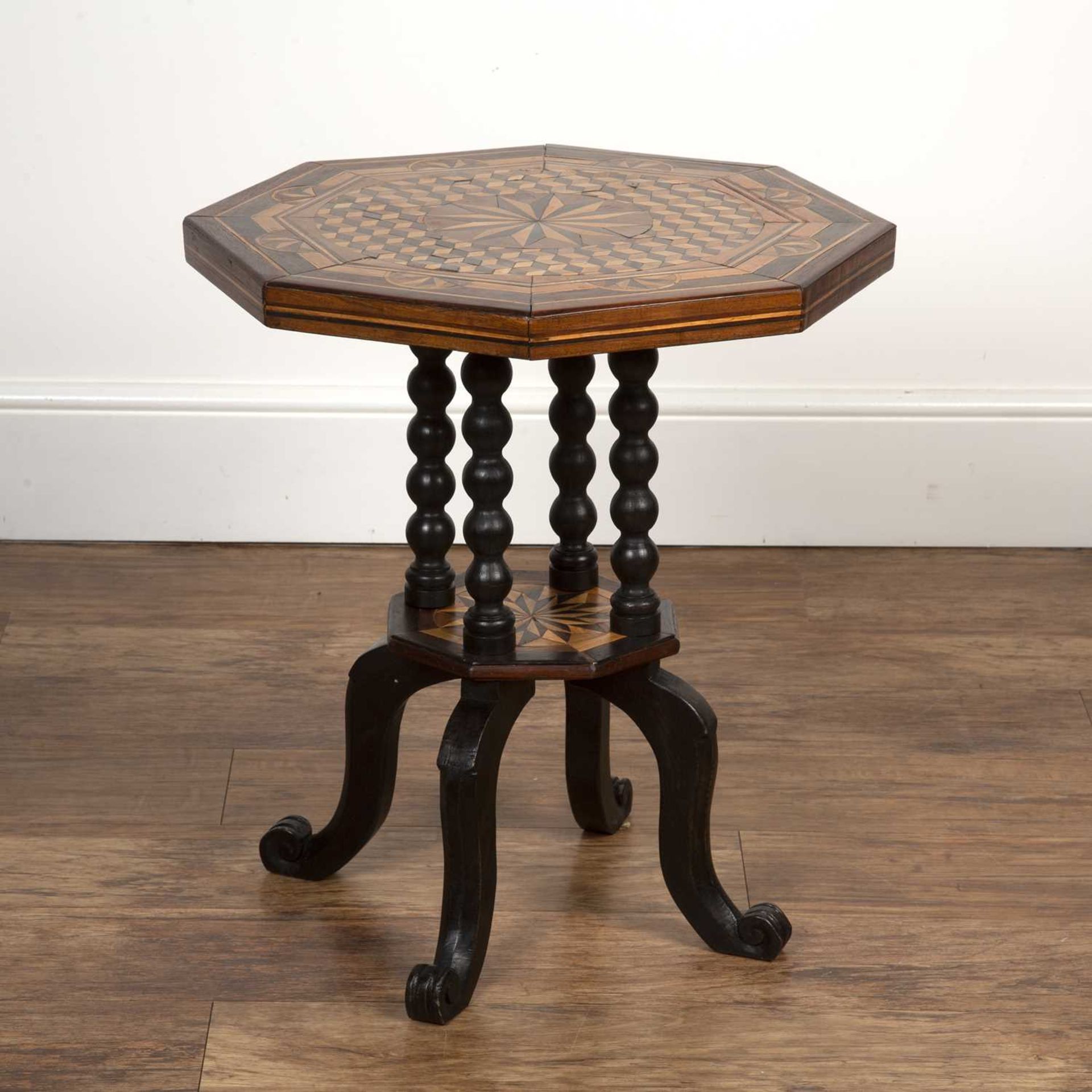 Mahogany marquetry inlaid tilt top table 19th Century, the hexagonal top with tumbling block - Bild 2 aus 5