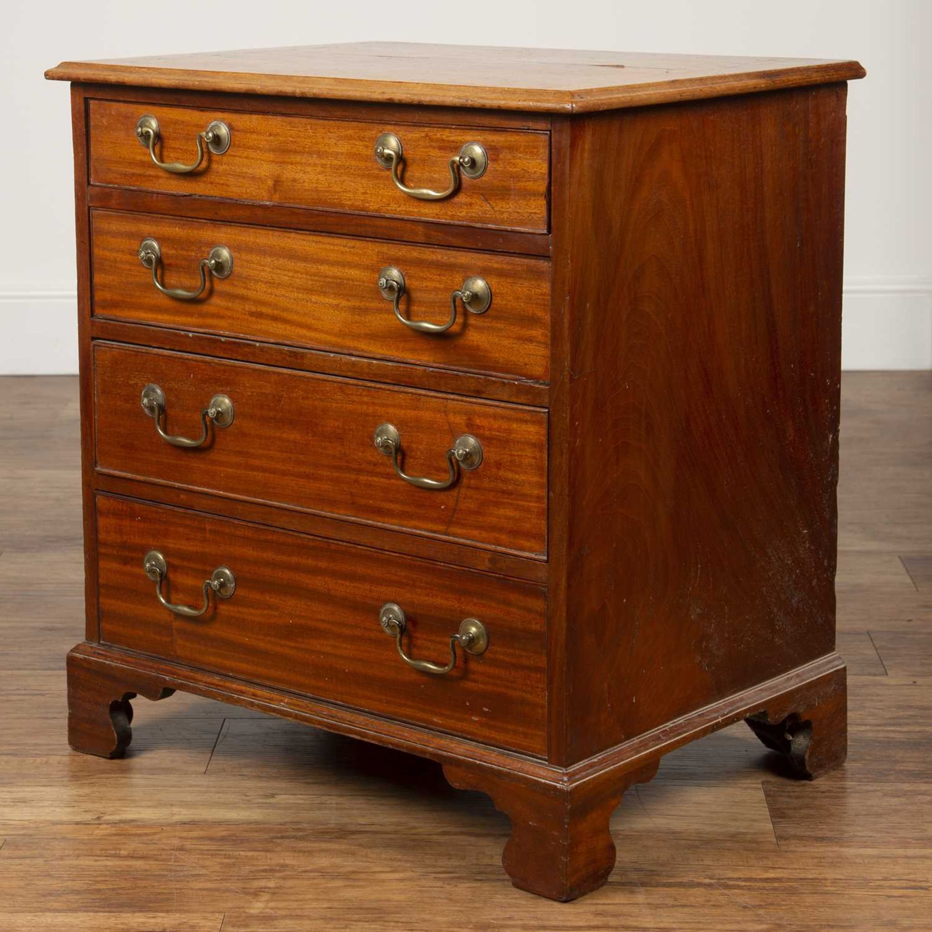 Mahogany chest of drawers 19th Century, six graduated drawers with brass handles, standing on - Image 3 of 6