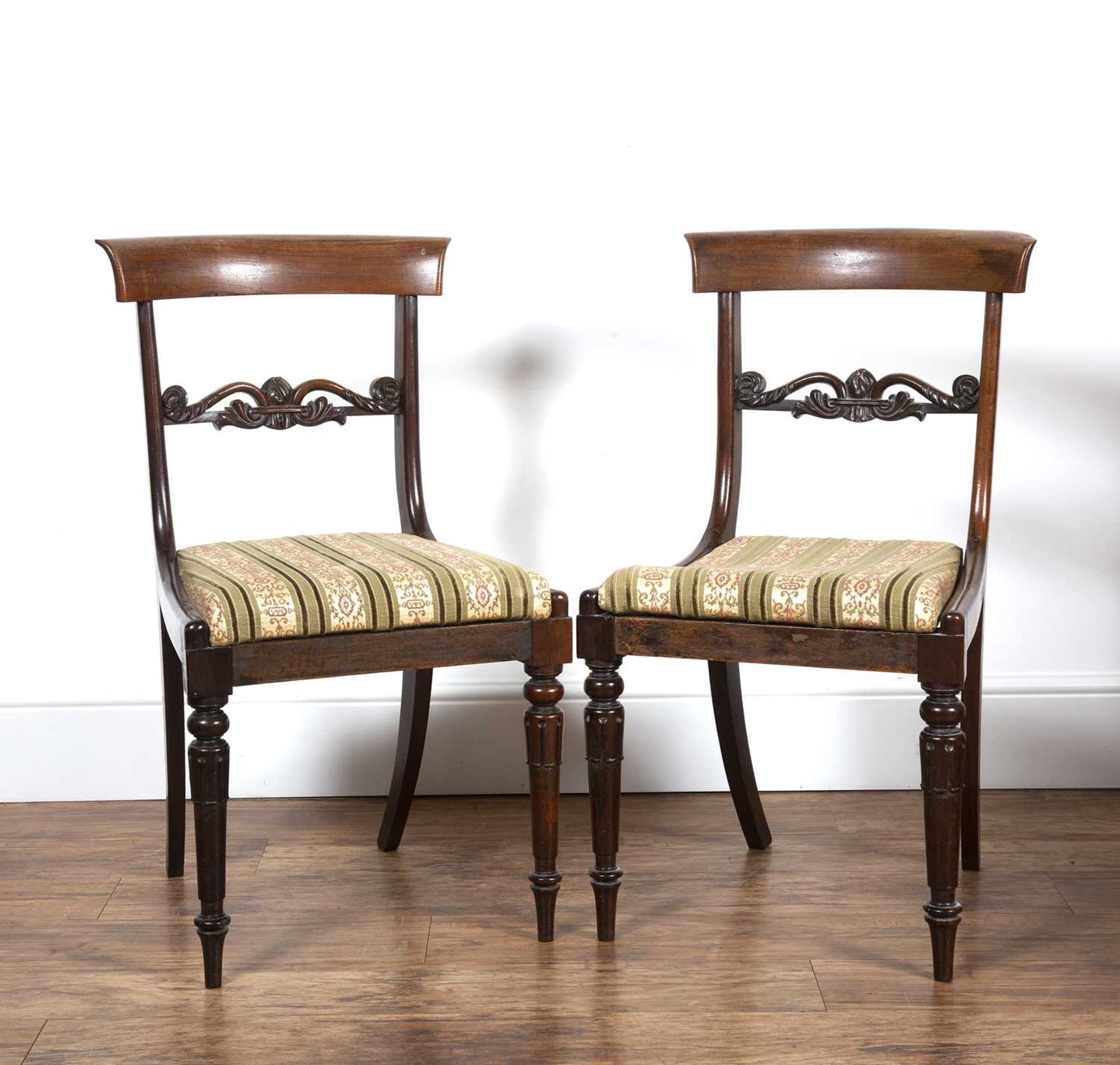 Set of four rosewood bar back dining chairs early 19th Century, with green striped upholstered - Bild 3 aus 4