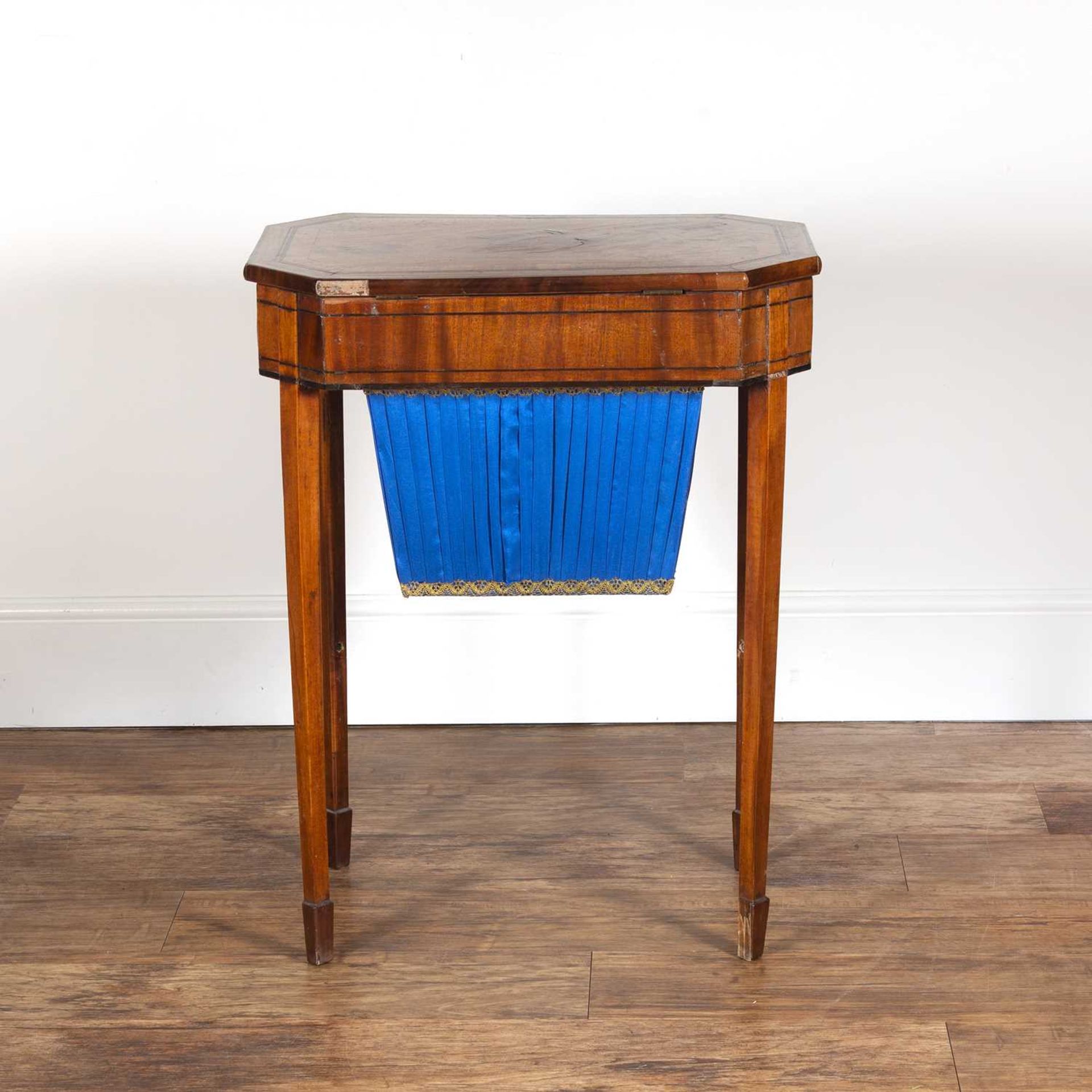 Mahogany sewing table 19th Century, a lift up lid revealing a fitted interior, above a pull-out - Image 4 of 7