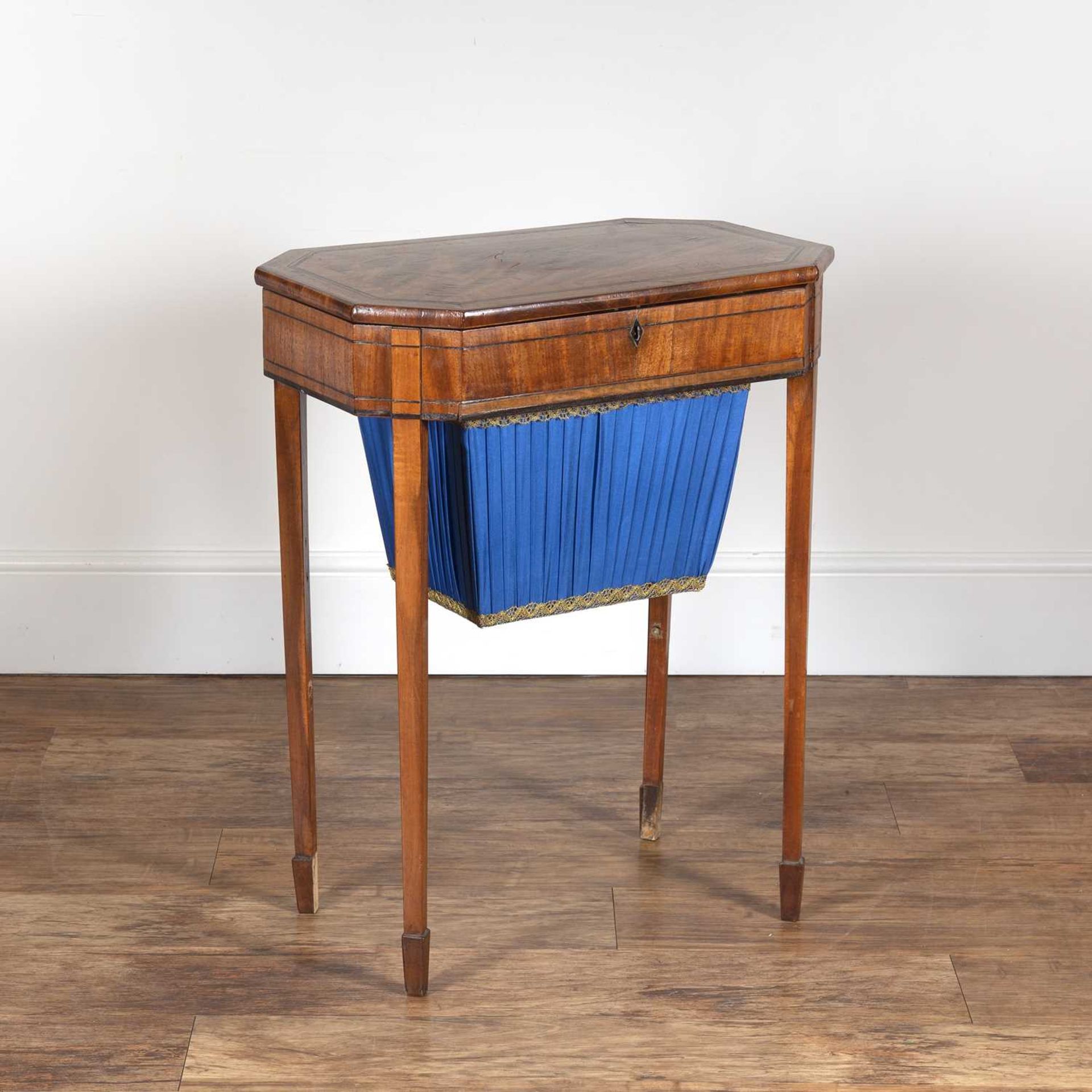 Mahogany sewing table 19th Century, a lift up lid revealing a fitted interior, above a pull-out - Image 2 of 7