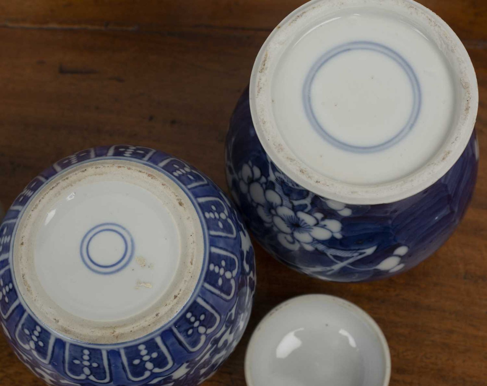 Group of blue and white porcelain Chinese and Japanese, to include a brass mounted tiffin case, 23cm - Bild 3 aus 3