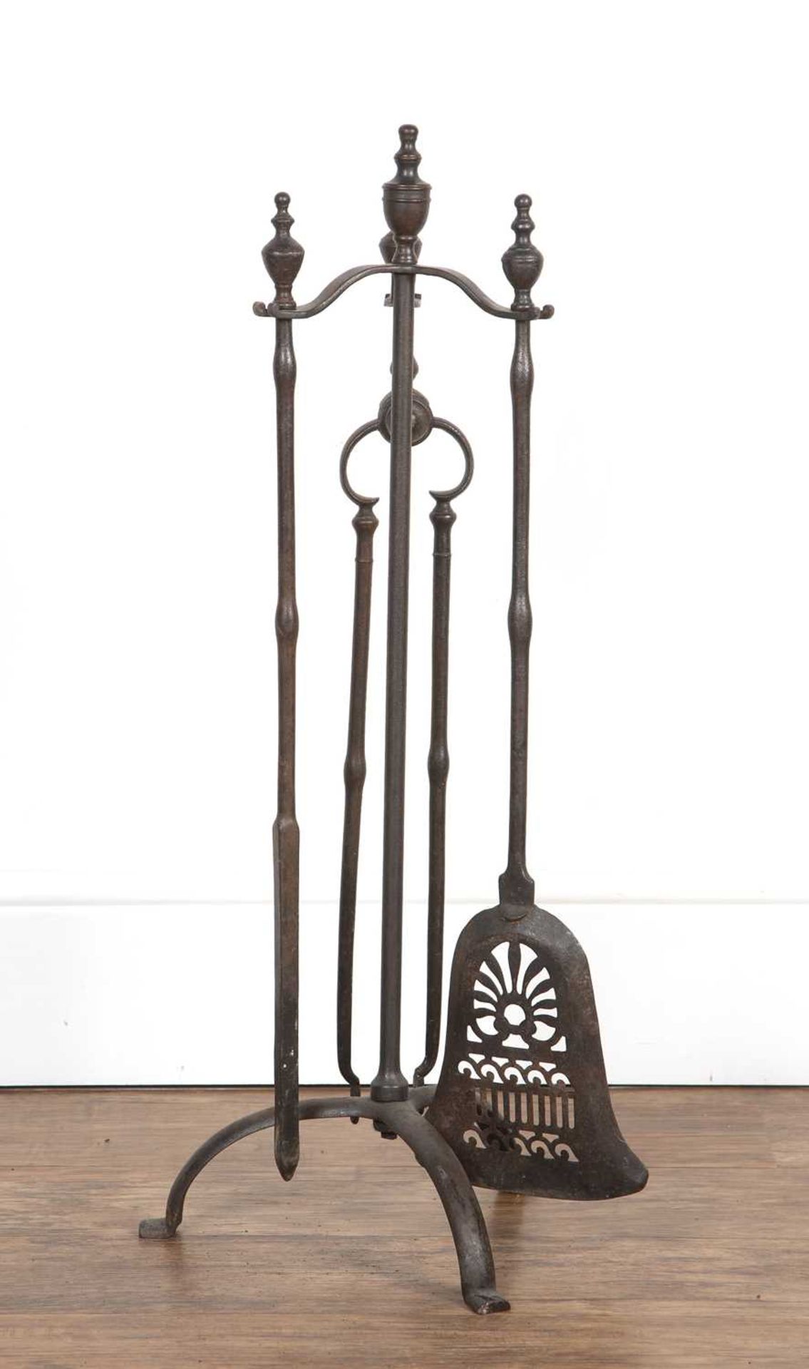 Fireplace companion set 20th Century, iron, the stand on tripod base, 78cm high overall Overall - Bild 2 aus 2