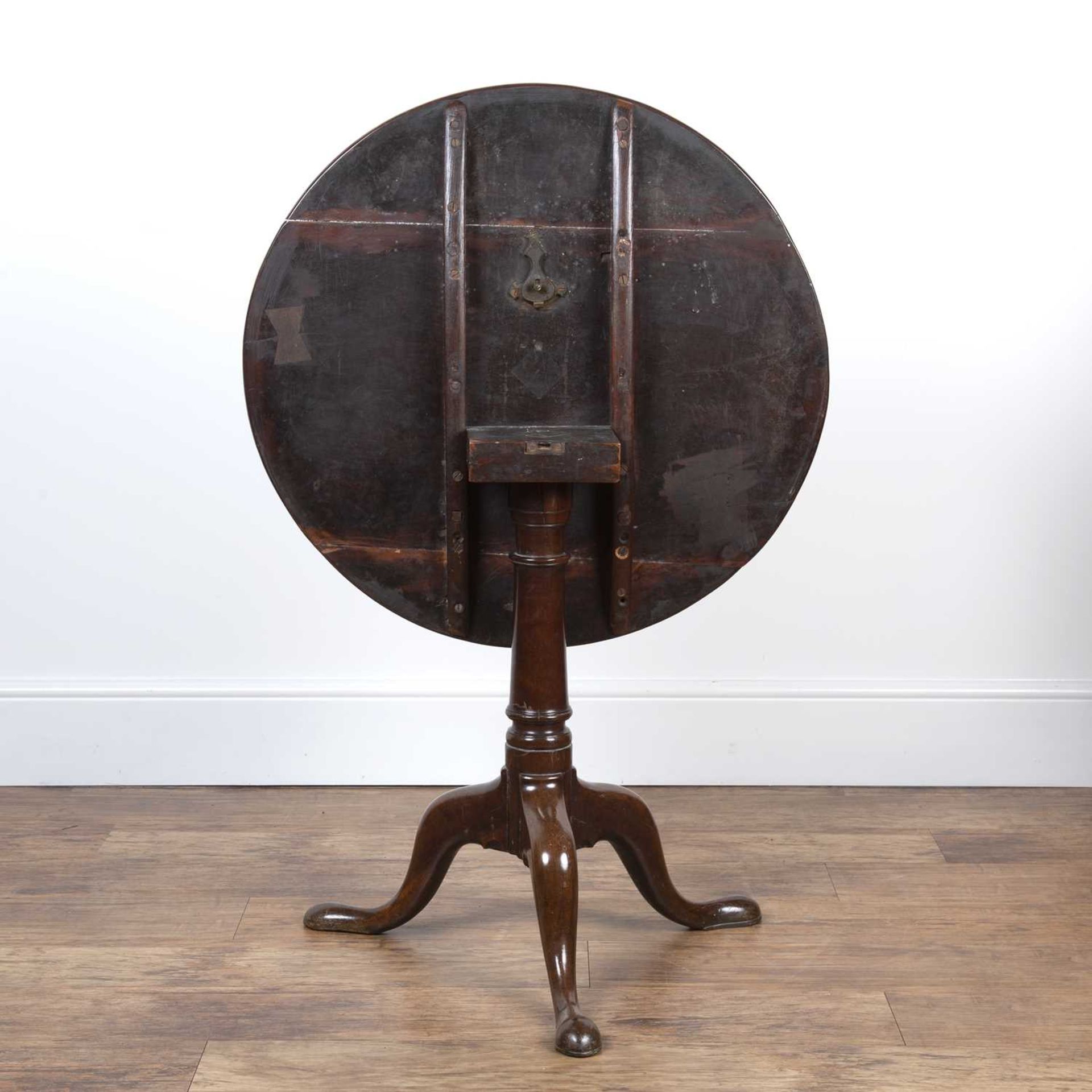 Yewood tilt top tripod table late 18th/early 19th Century, with circular top, 70.5cm wide x 69cm - Bild 4 aus 5