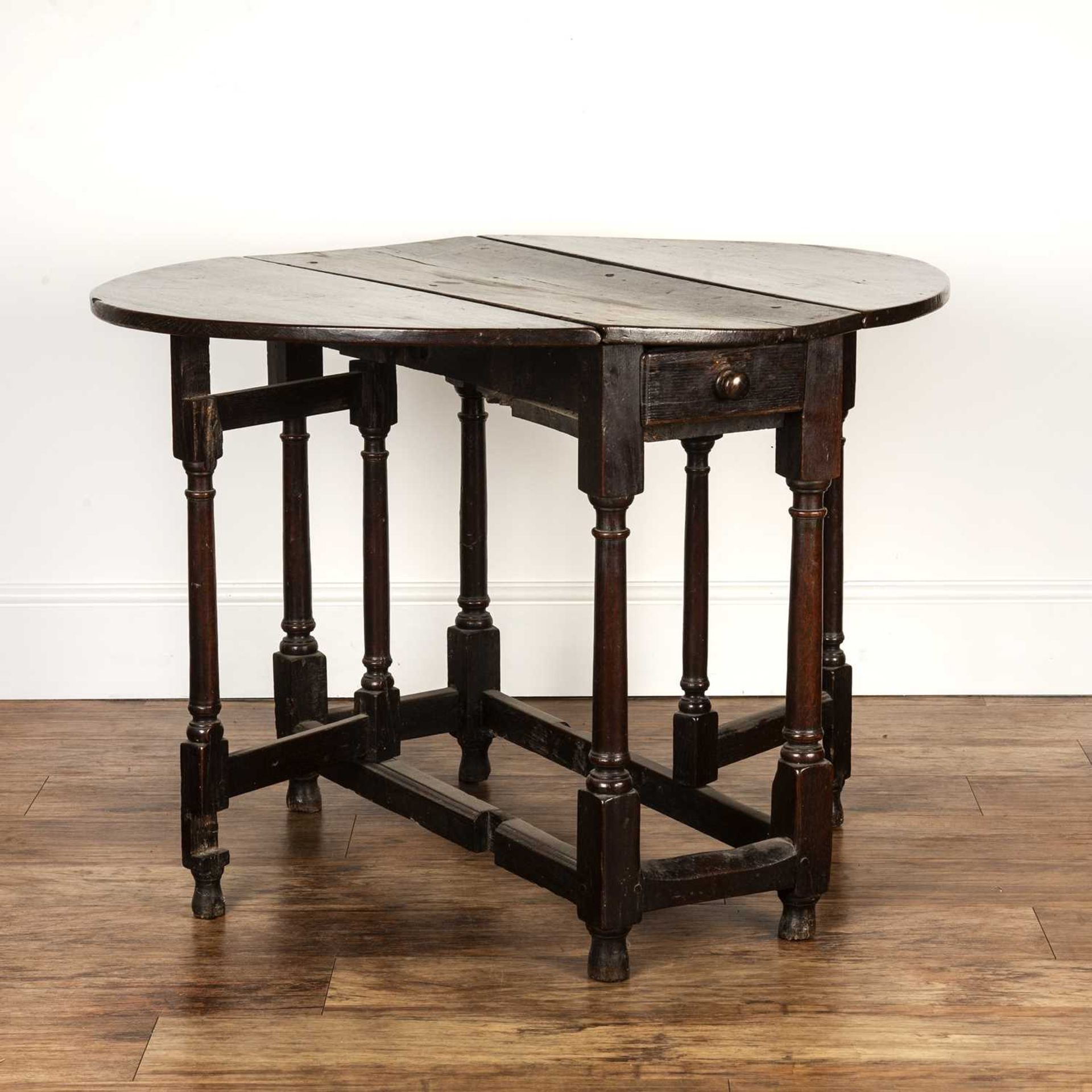 Oak drop flap gate leg table 18th Century, of plain form, fitted with a single drawer, on turned - Bild 4 aus 5