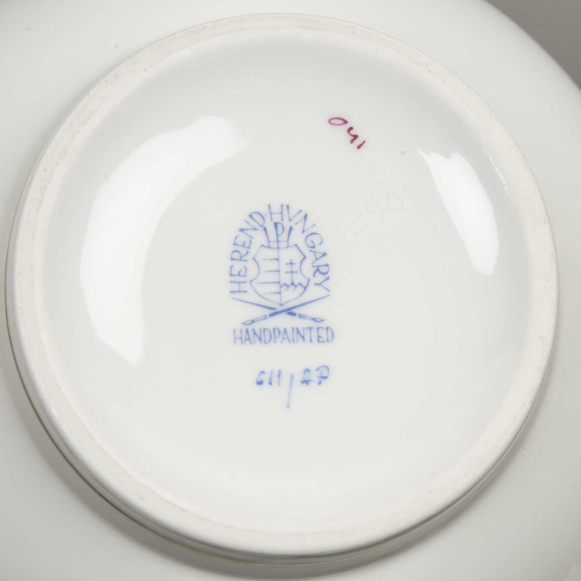 Herend porcelain coffee set 'Chinese Bouquet' pattern in the raspberry colourway, comprising of a - Image 3 of 5