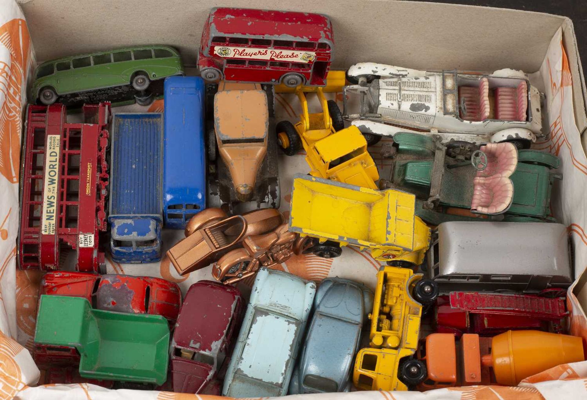 Collection of Matchbox and Lesney diecast model cars including a boxed G-2 Transporter set, models - Bild 2 aus 3