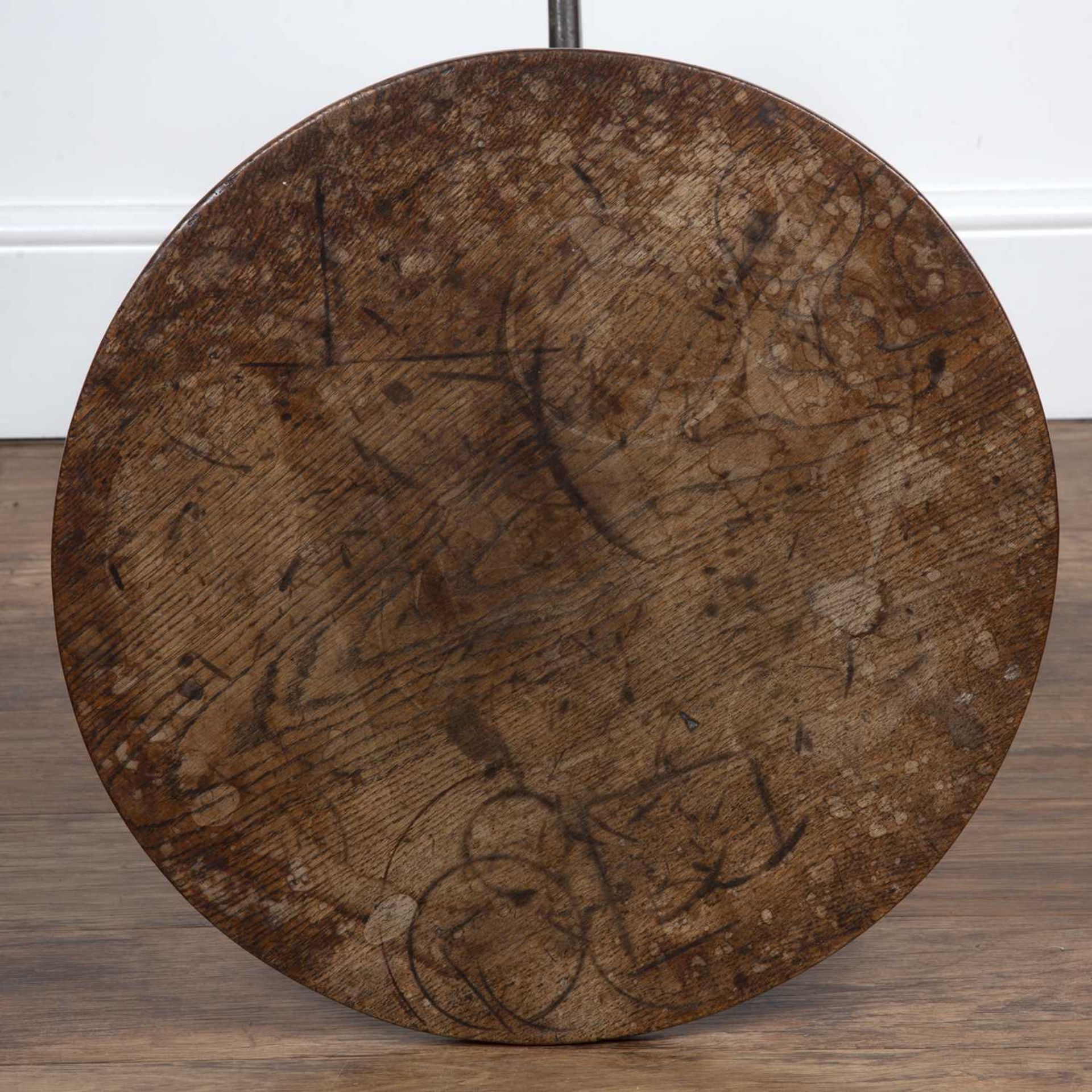 Oak circular topped tripod table late 18th/early 19th Century, 51cm wide x 71.5cm high Signs of - Bild 3 aus 3