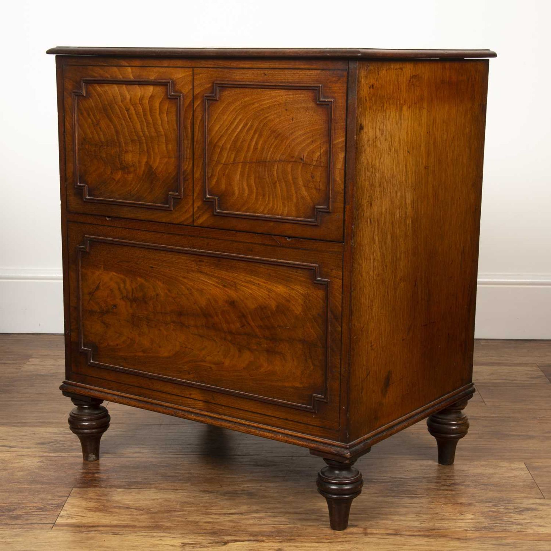 Mahogany commode with lift up top George III, the front with fielded panels, standing on turned - Bild 3 aus 5