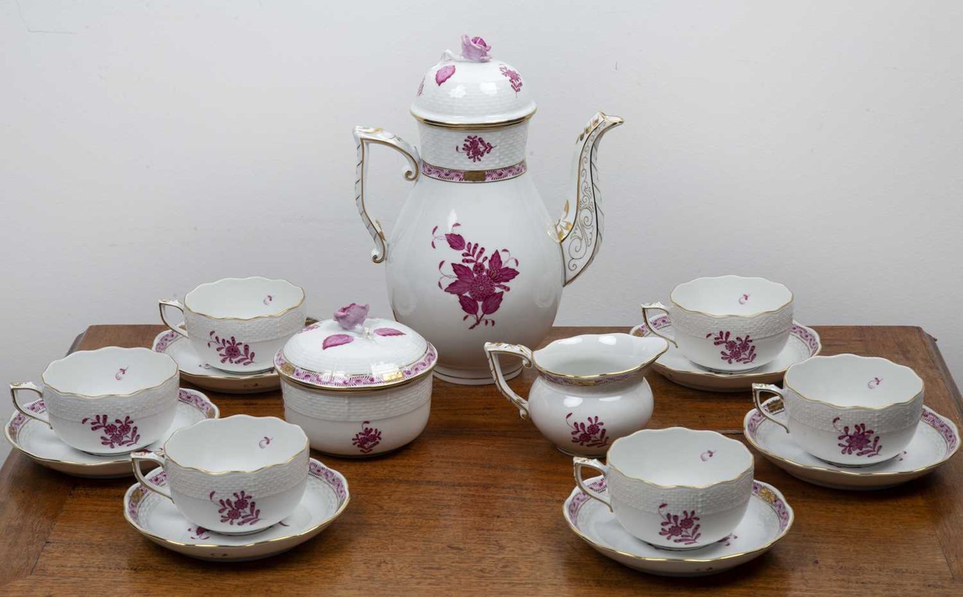 Herend porcelain coffee set 'Chinese Bouquet' pattern in the raspberry colourway, comprising of a - Image 2 of 5