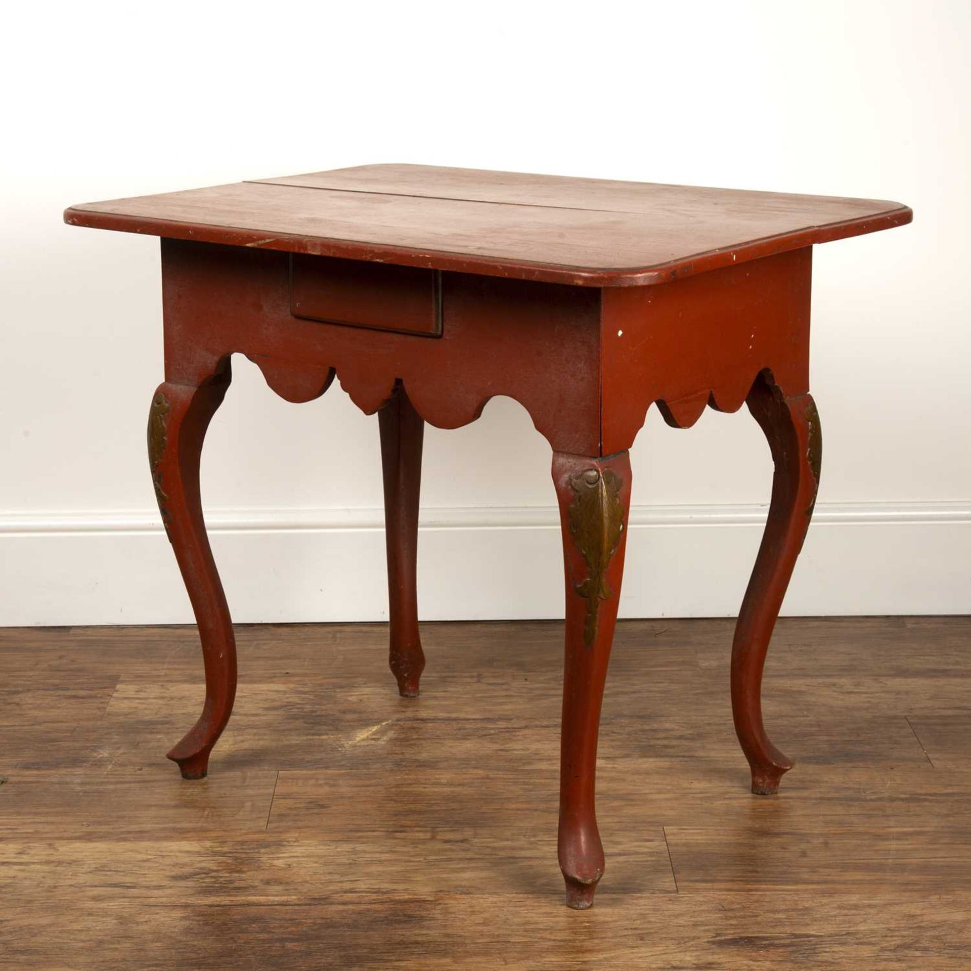 Red lacquered side or console table decorated in the Chinese taste with gold painted decoration, - Image 3 of 6