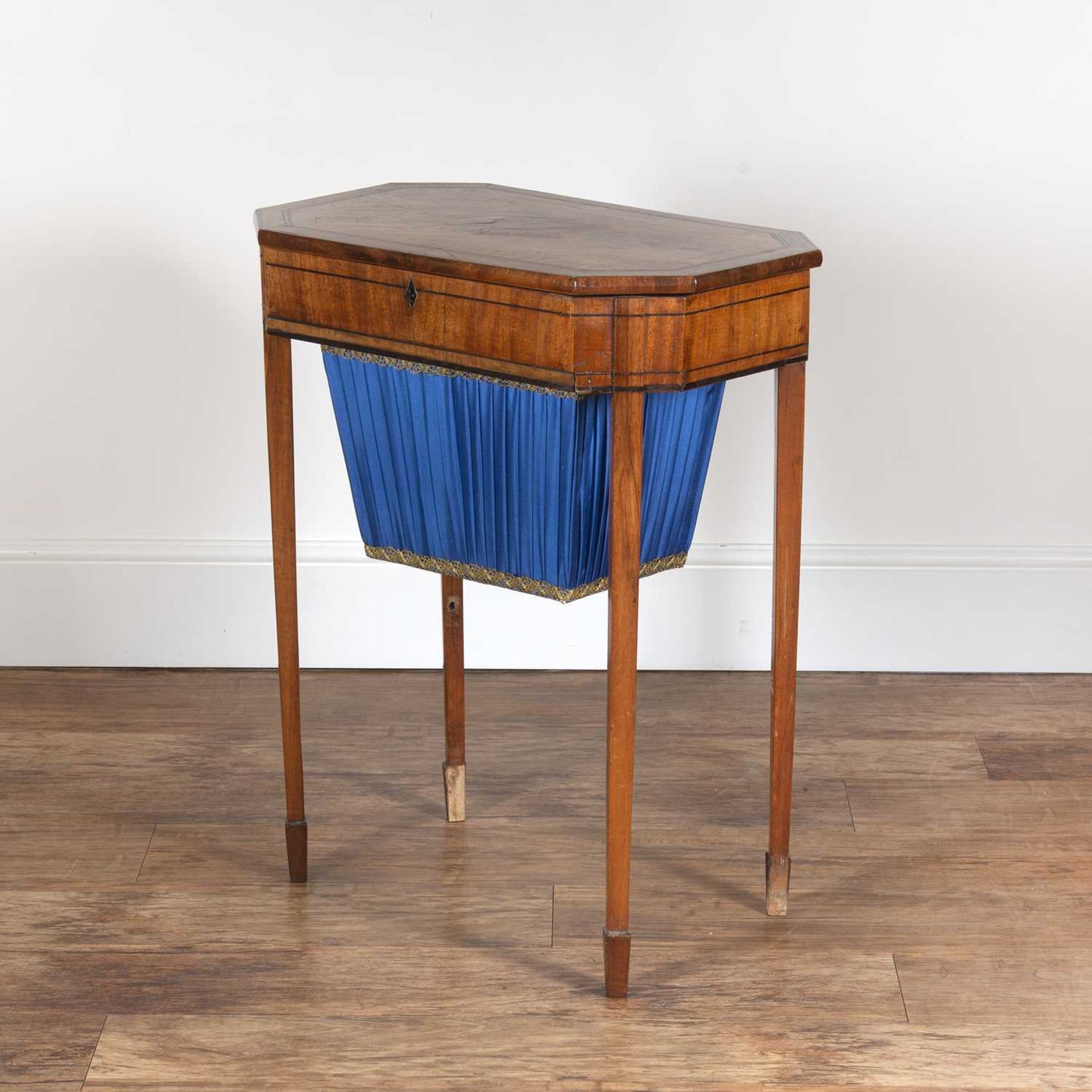 Mahogany sewing table 19th Century, a lift up lid revealing a fitted interior, above a pull-out - Image 3 of 7