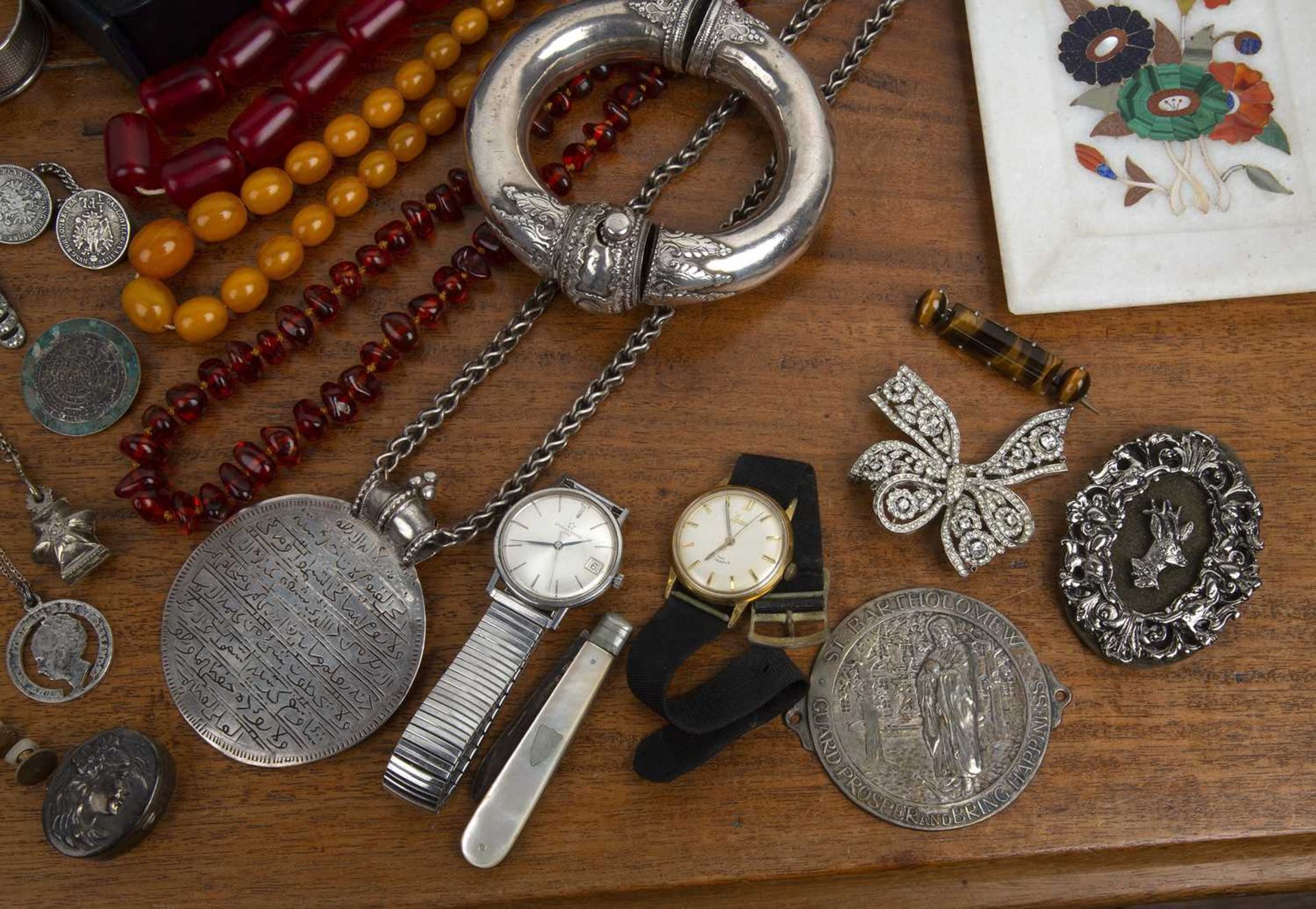 Collection of miscellaneous jewellery a vintage ladies handbag, a white metal Omani bracelet, a - Image 5 of 6