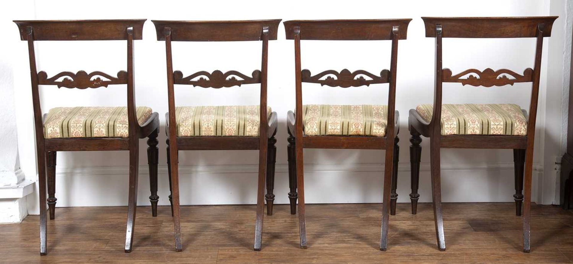 Set of four rosewood bar back dining chairs early 19th Century, with green striped upholstered - Bild 2 aus 4