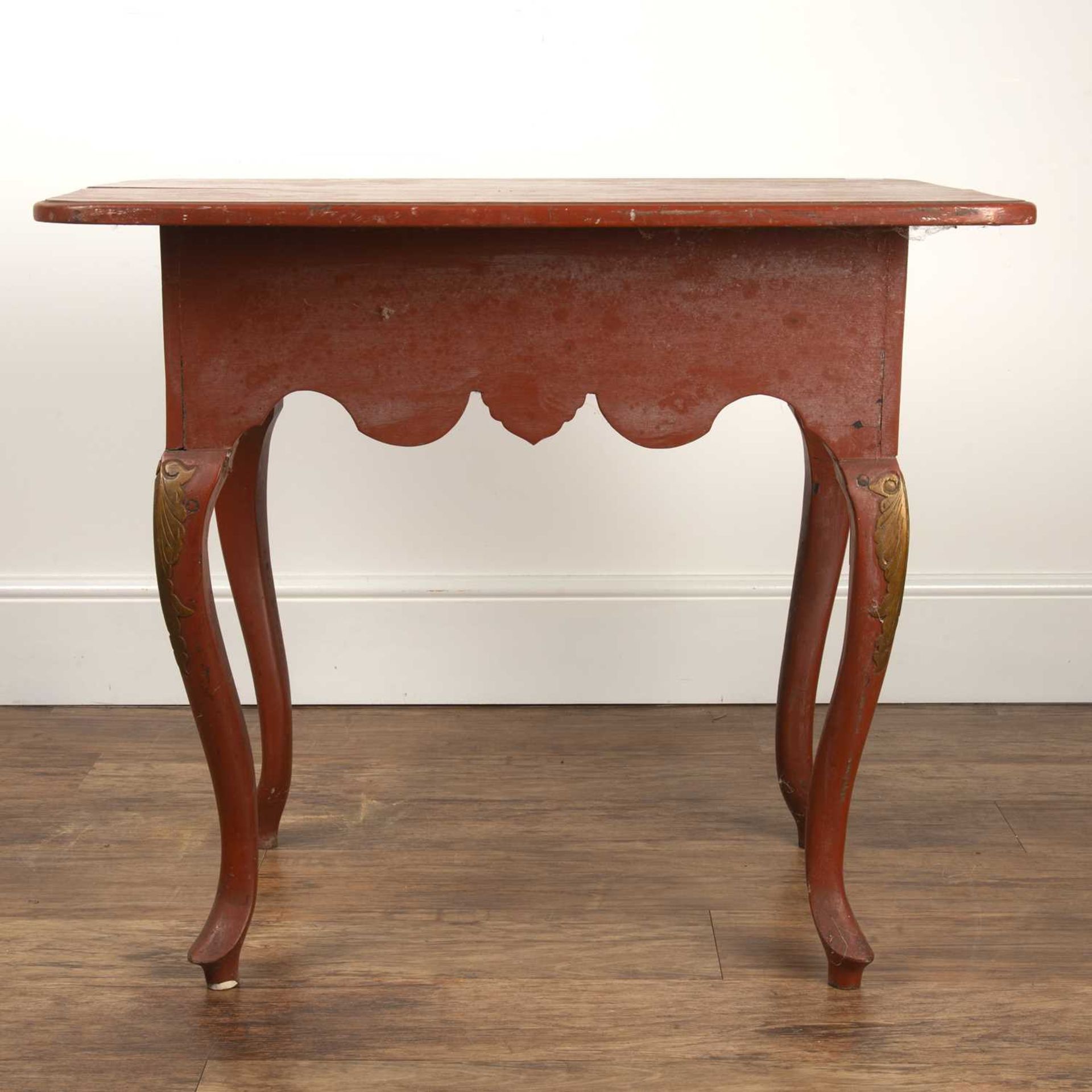 Red lacquered side or console table decorated in the Chinese taste with gold painted decoration, - Image 5 of 6