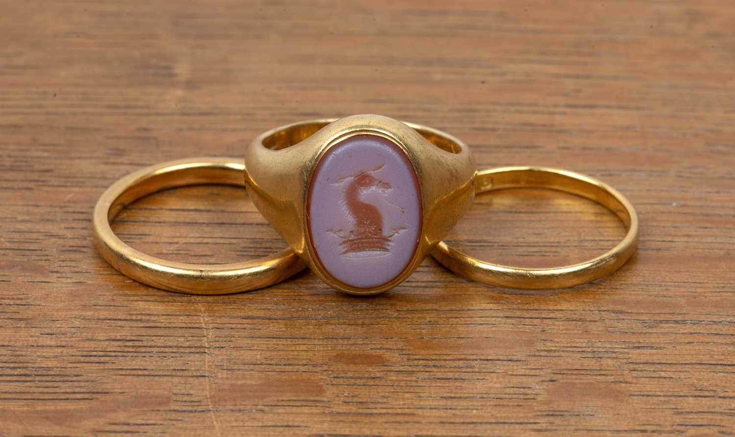 18ct gold ring gents signet ring with intaglio seal, size O/P, 10g approx overall, a 22ct gold plain