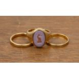 18ct gold ring gents signet ring with intaglio seal, size O/P, 10g approx overall, a 22ct gold plain