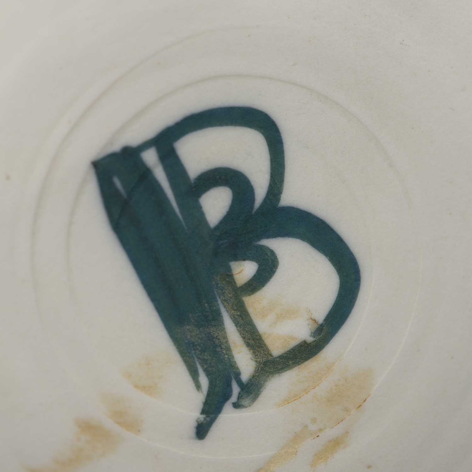 Collection of studio pottery comprising of: Jane Smith pottery bowl decorated with fish, impressed - Image 4 of 6