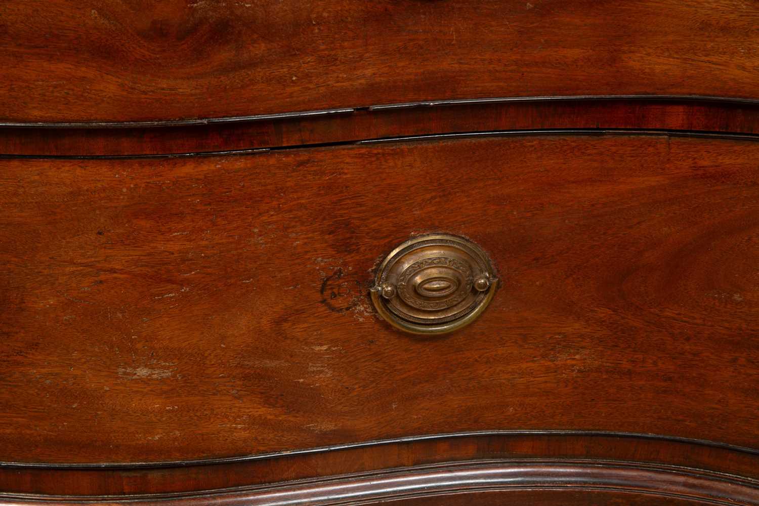A George III mahogany serpentine fronted linen press - Image 6 of 7