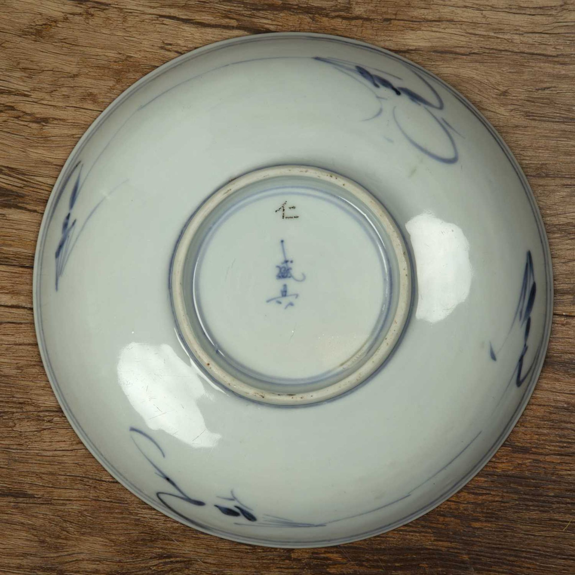 Blue and white porcelain shallow dish Chinese, 18th Century painted with a Lohan holding a ruyi - Bild 2 aus 6