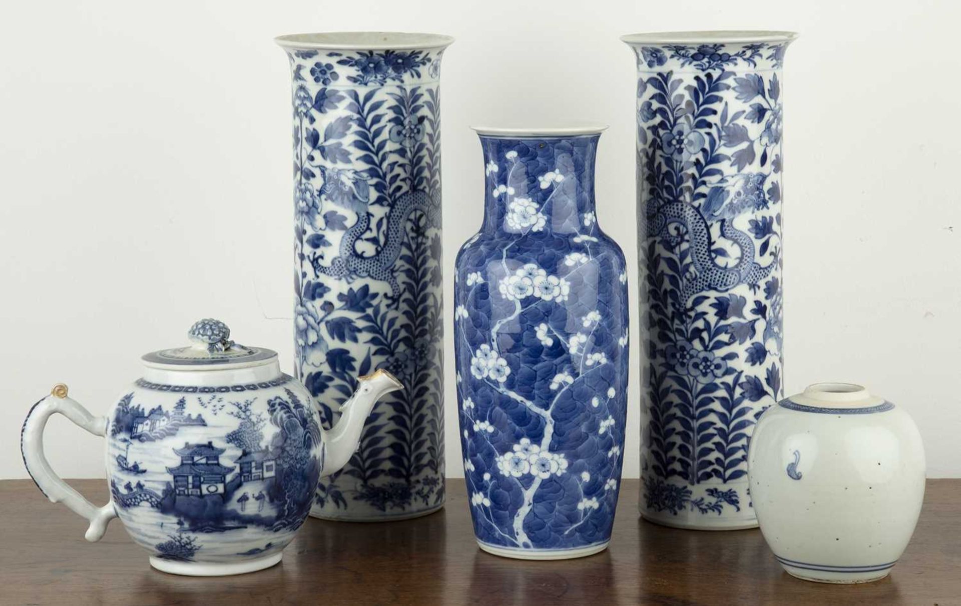 Group of blue and white pieces Chinese, 19th Century to include a pair of cylindrical vases - Bild 2 aus 7