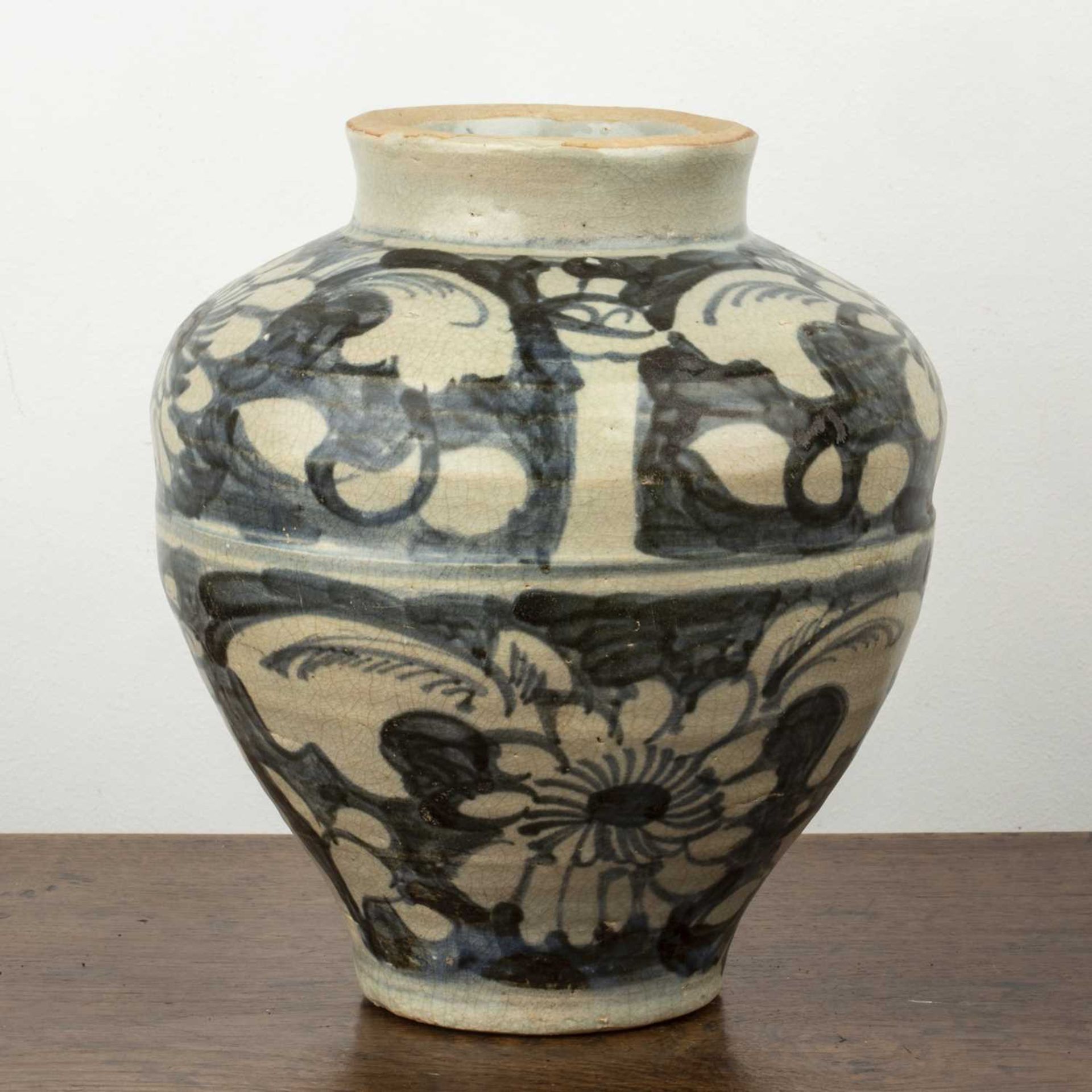 Blue and white porcelain jar South East Asian, late 17th Century painted with stylised flowers, 22cm - Image 2 of 4