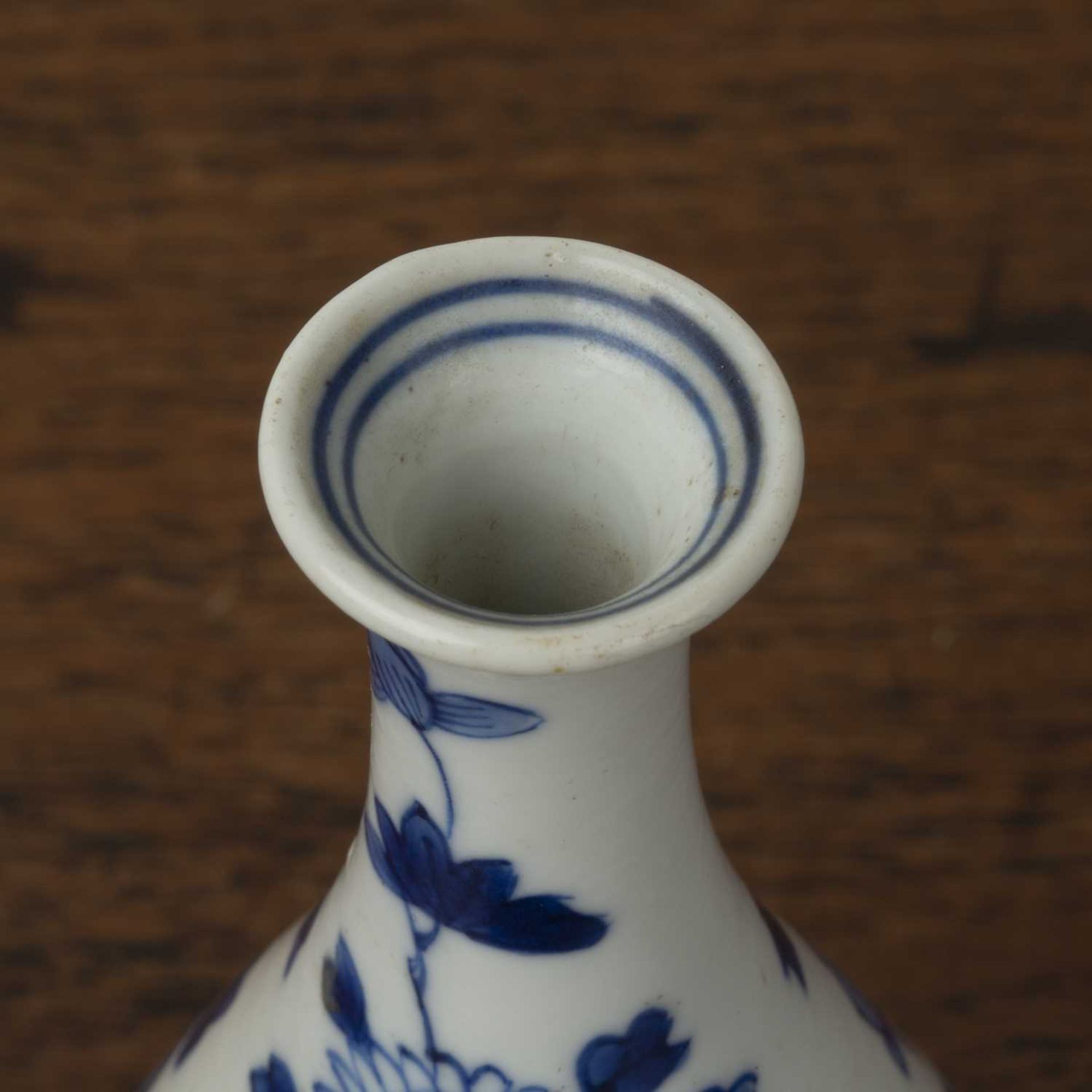 Small blue and white vase Chinese, 18th/19th Century painted with flowers, 13cm highSome minor - Bild 4 aus 4