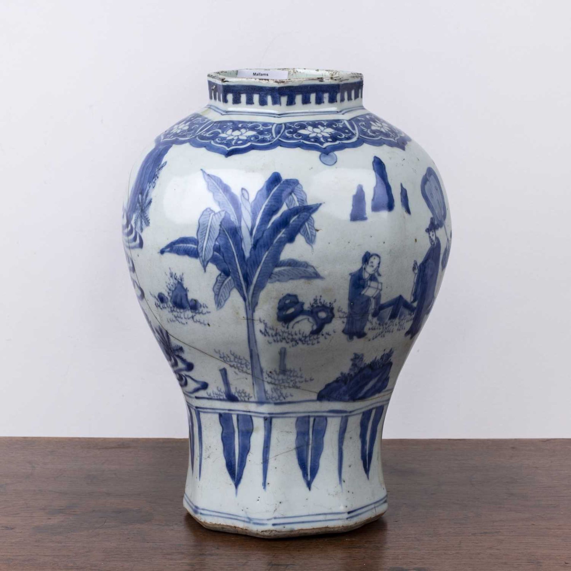 Blue and white baluster vase Chinese, early 18th Century painted with court figures within a ruyi - Bild 4 aus 7