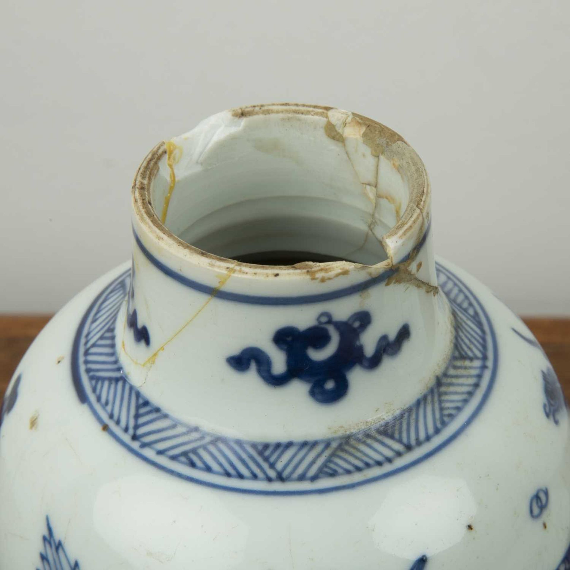 Group of three blue and white pieces Chinese including a late Ming Kraak shallow dish, 29.2cm - Bild 7 aus 7