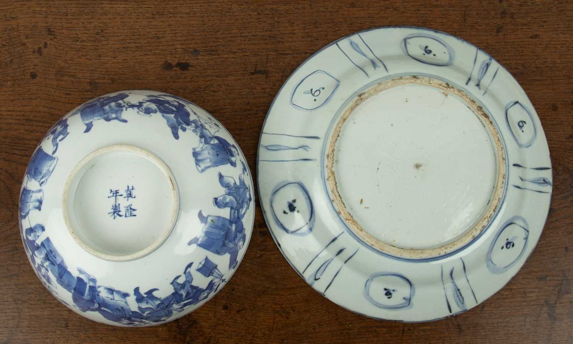 Group of three blue and white pieces Chinese including a late Ming Kraak shallow dish, 29.2cm - Bild 5 aus 7