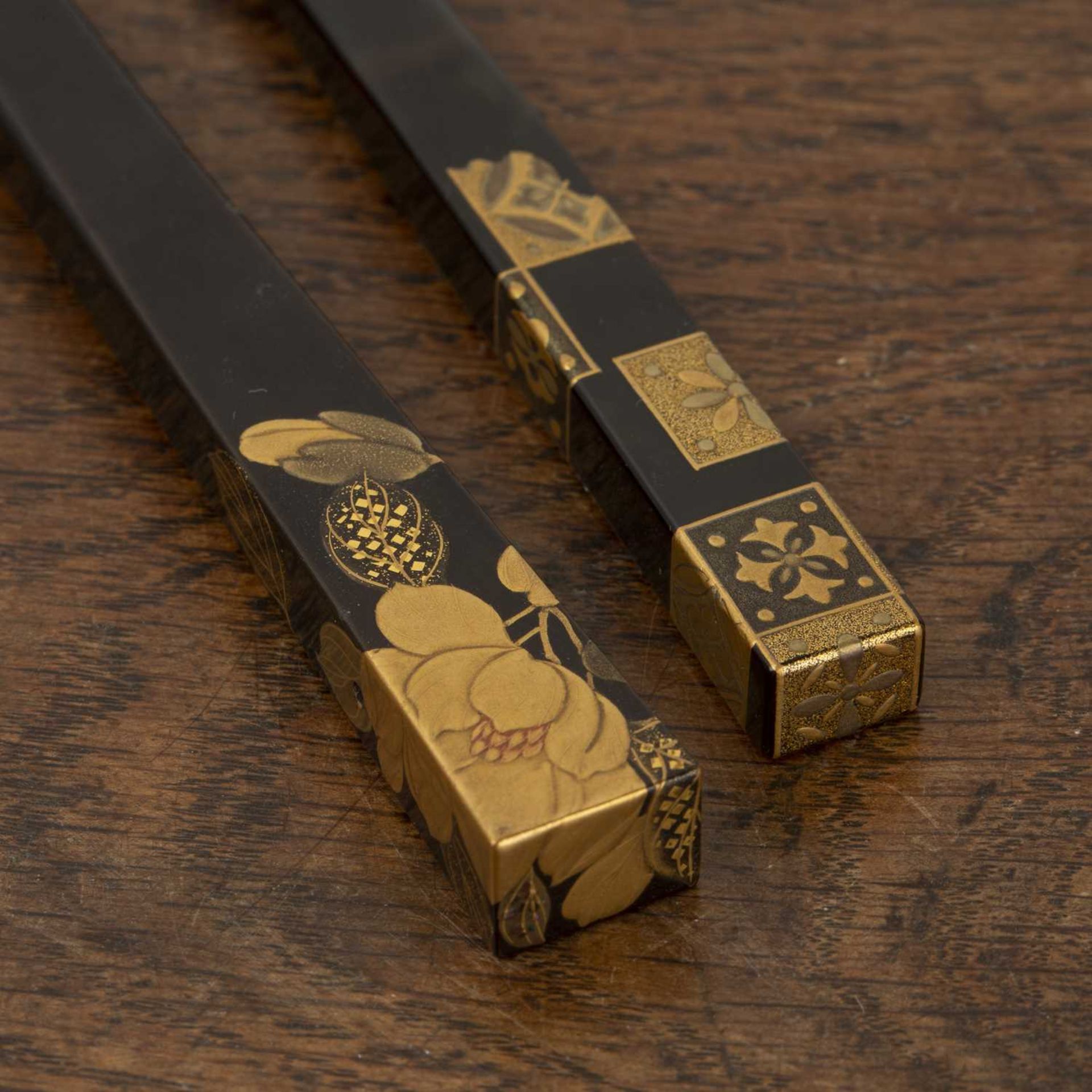 Tortoiseshell ladies hairpin Japanese, late Meiji of rectangular form decorated each end with an - Image 4 of 4