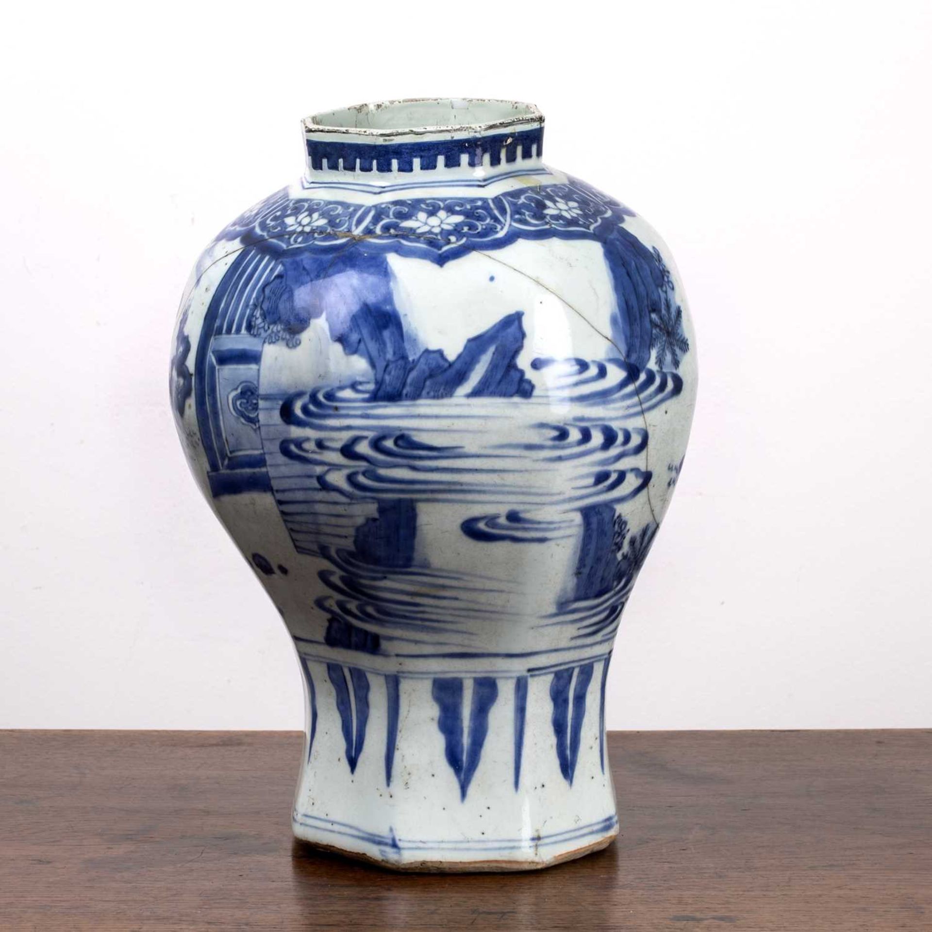 Blue and white baluster vase Chinese, early 18th Century painted with court figures within a ruyi - Bild 3 aus 7