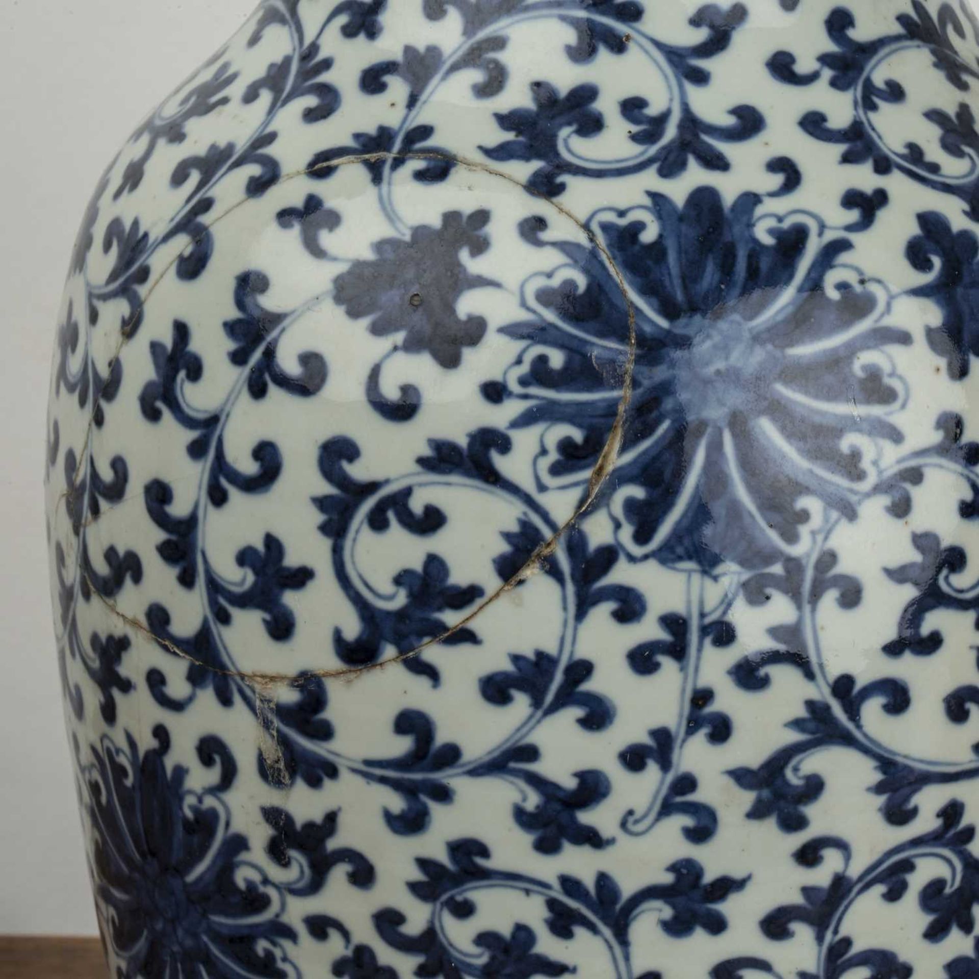 Blue and white porcelain vase Chinese, 19th Century painted with Indian lotus and trailing - Image 5 of 5